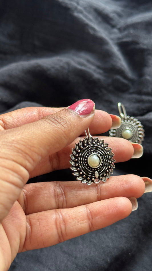 Bugadi clip-on (non pierced), white bead, oxidised silver - YCOSBU716