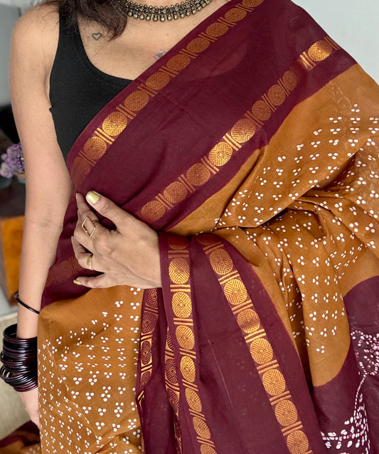 Light brown with maroon contrast border, kattuchayam dyed madurai sungudi cotton saree - YCCOTNMSFE85