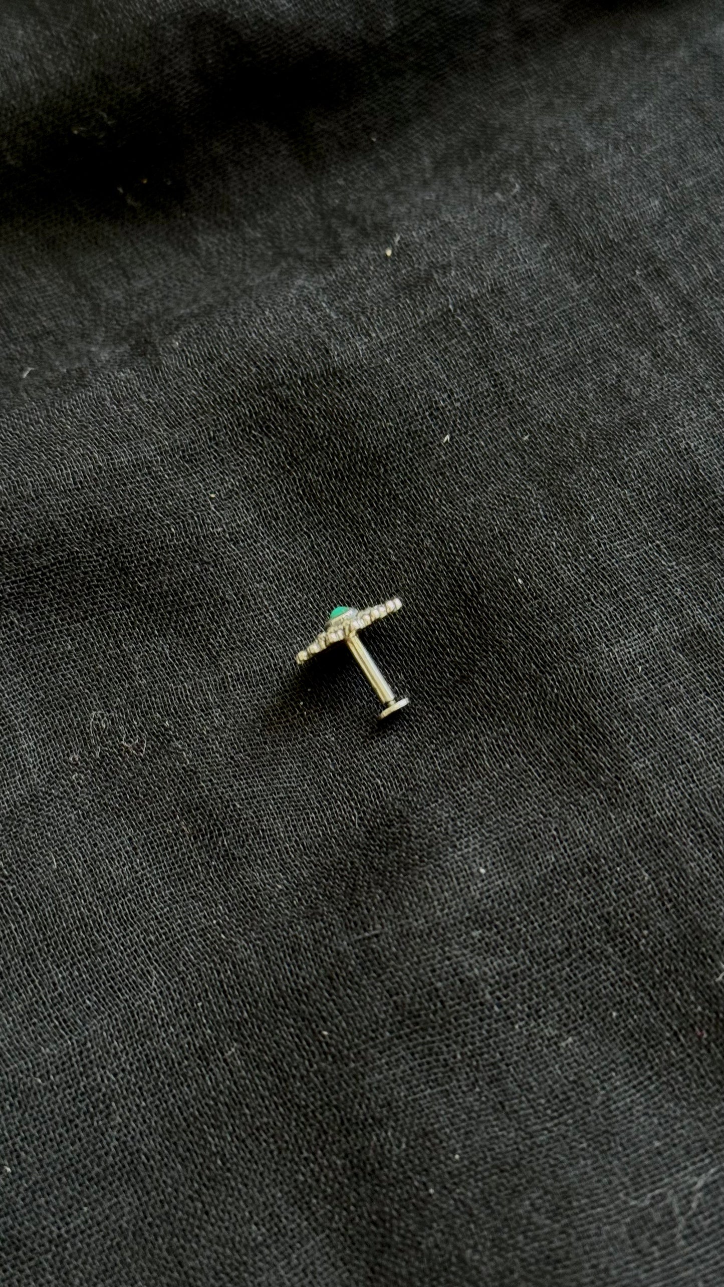 Floral round nose pin, green stone in silver - YCNPP35