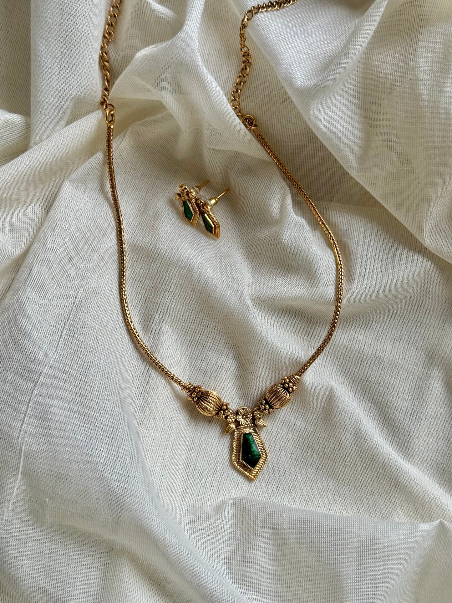 Green pendant, in antique gold chain, with stud earrings - YCAGC126