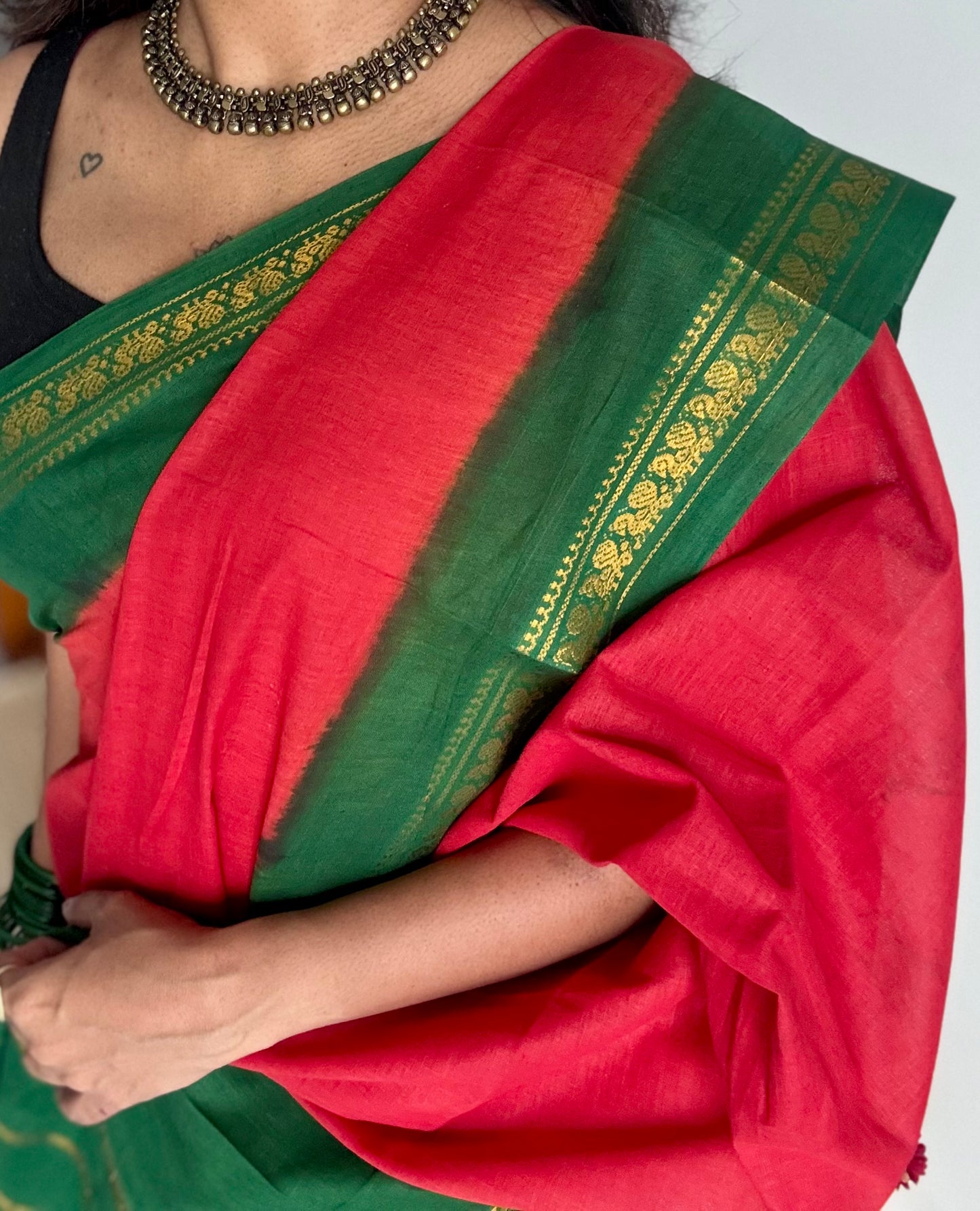 Red with green border sungudi, kattuchayam dyed, madurai cotton - YCCOTNSEMS101