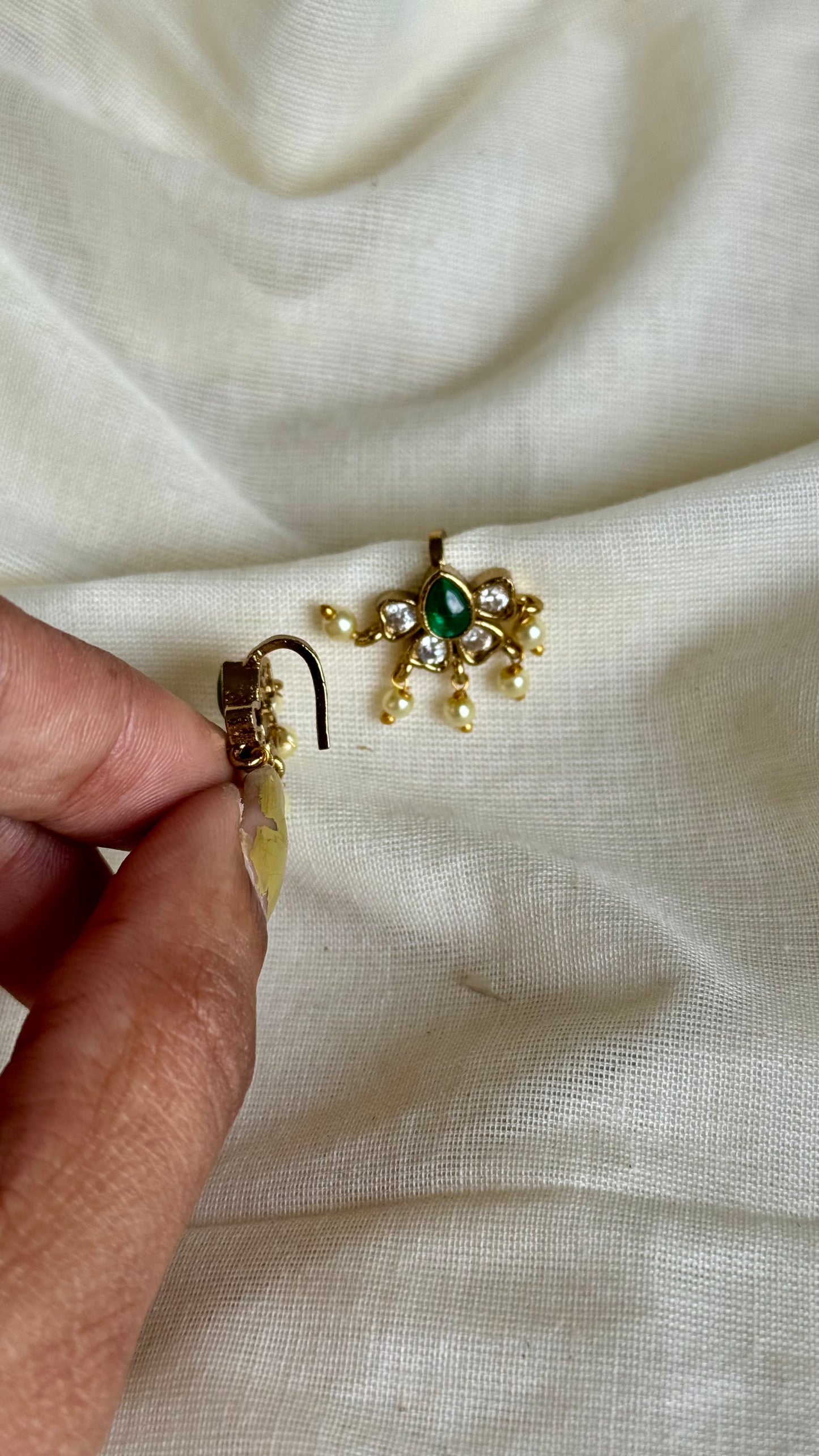 Bugadi clip-on (non pierced), green and white - YCAGEBU273