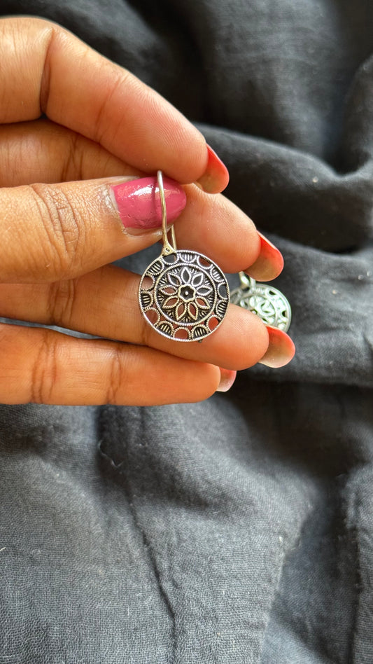 Bugadi clip-on (non pierced), oxidised silver - YCOSEBU538