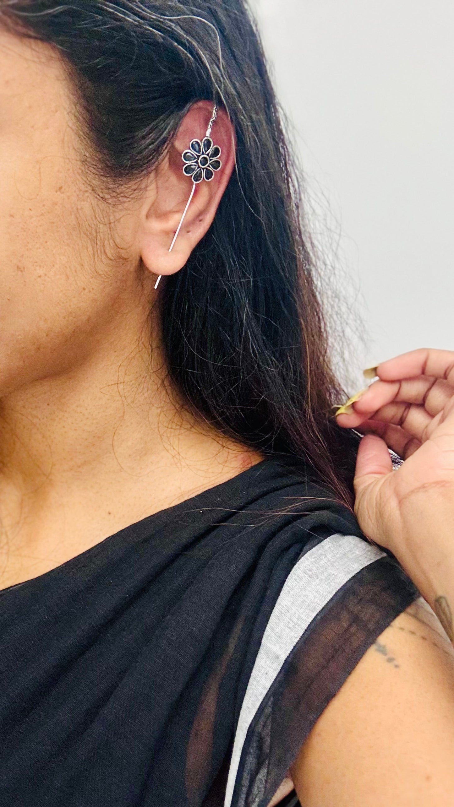 Oxidised silver, black stone, floral earcuff - YCOSEEC294