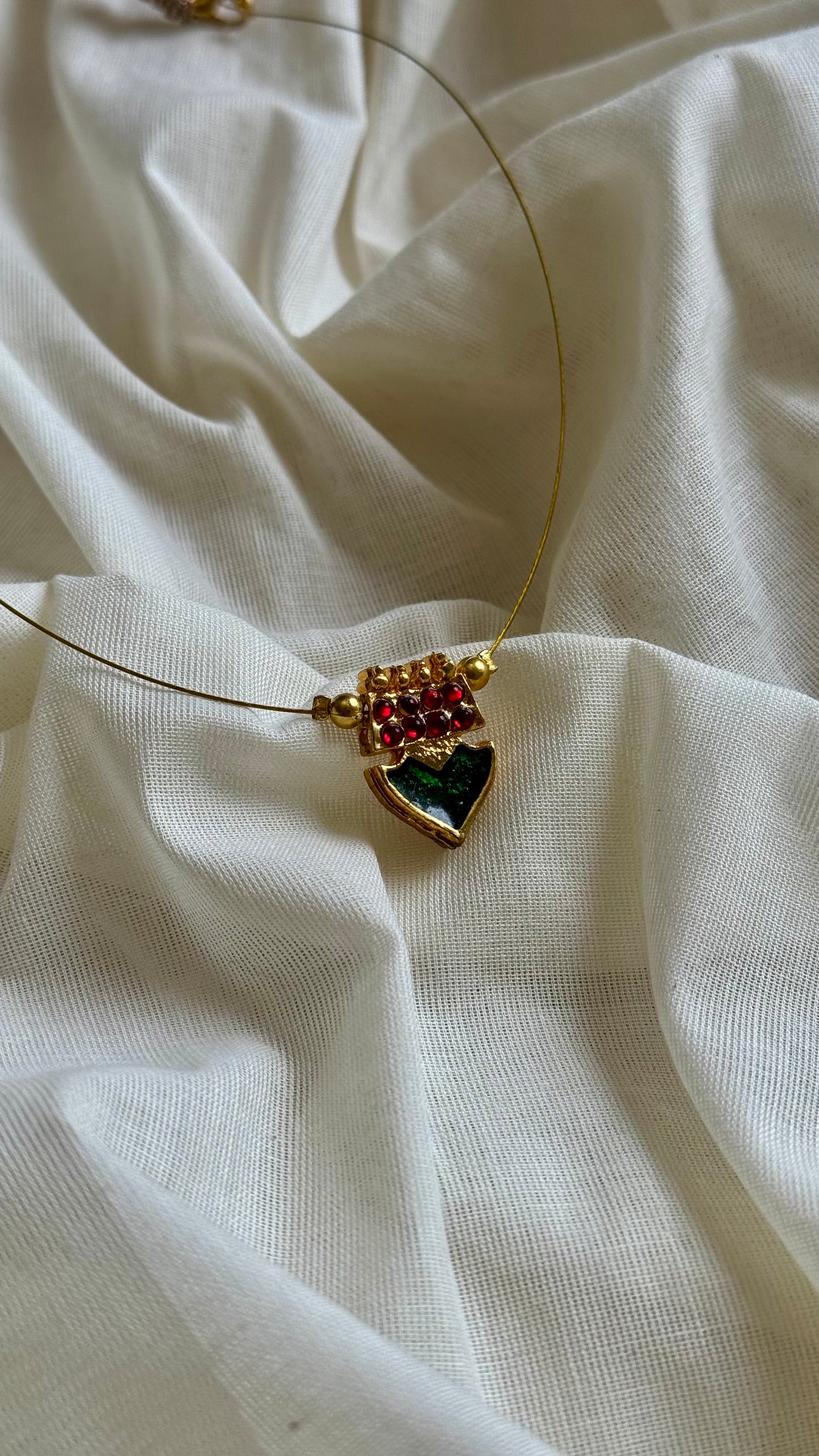 Single palakka pendant in invisible chain - YCAGC107