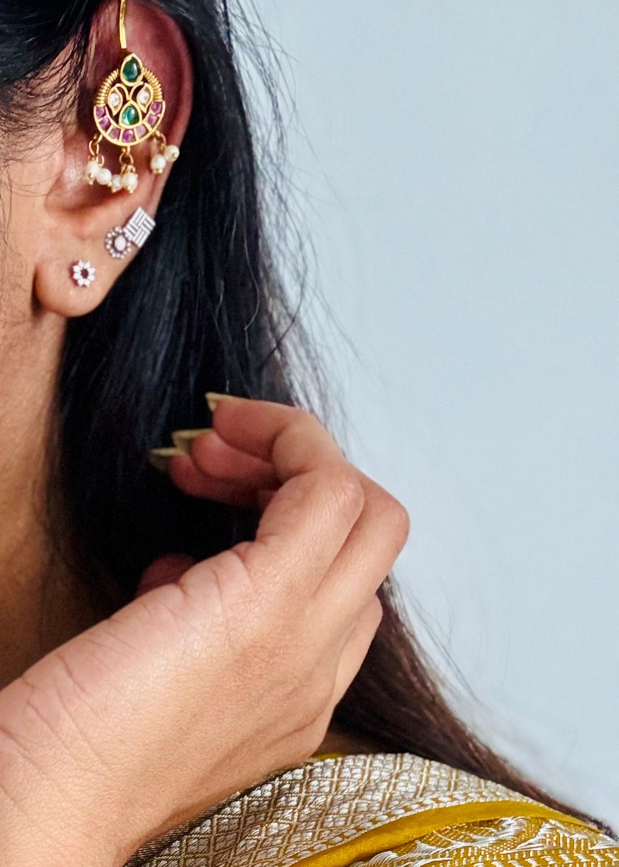 Bugadi clip-on round (non pierced), green, ruby and white - YCGPEBU658