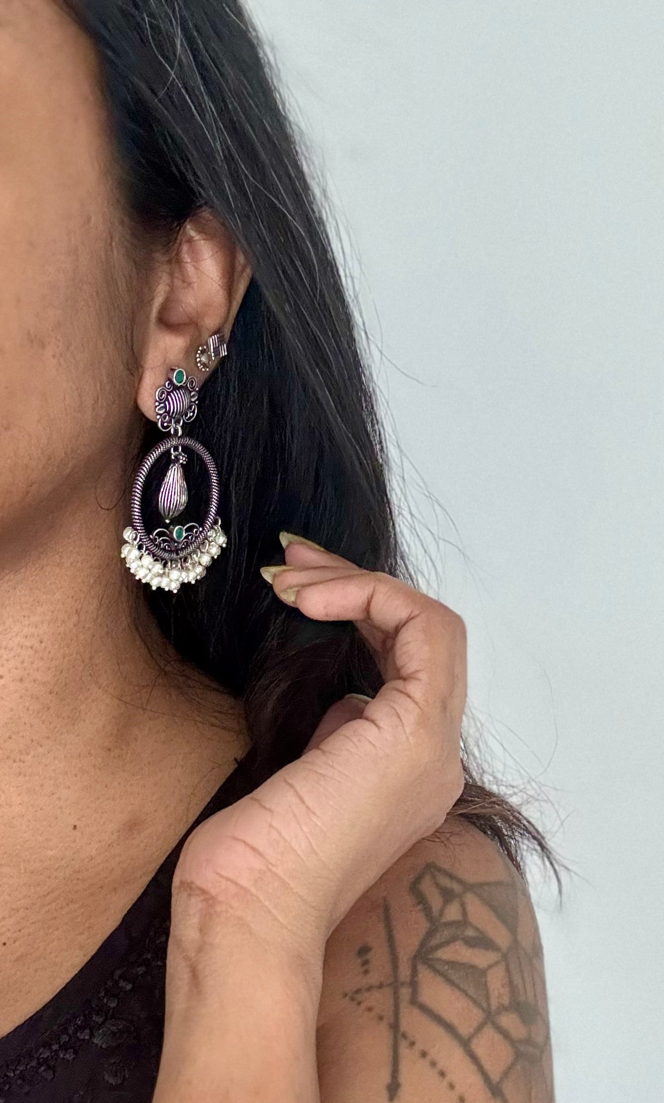 Round earring with beads, green stone, black polished oxidised silver - YCOSER487