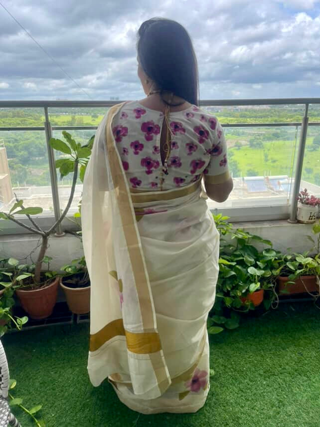 Deepa : Ivory and gold, with purple hibiscus flowers, Kerala cotton - YCONKCE131