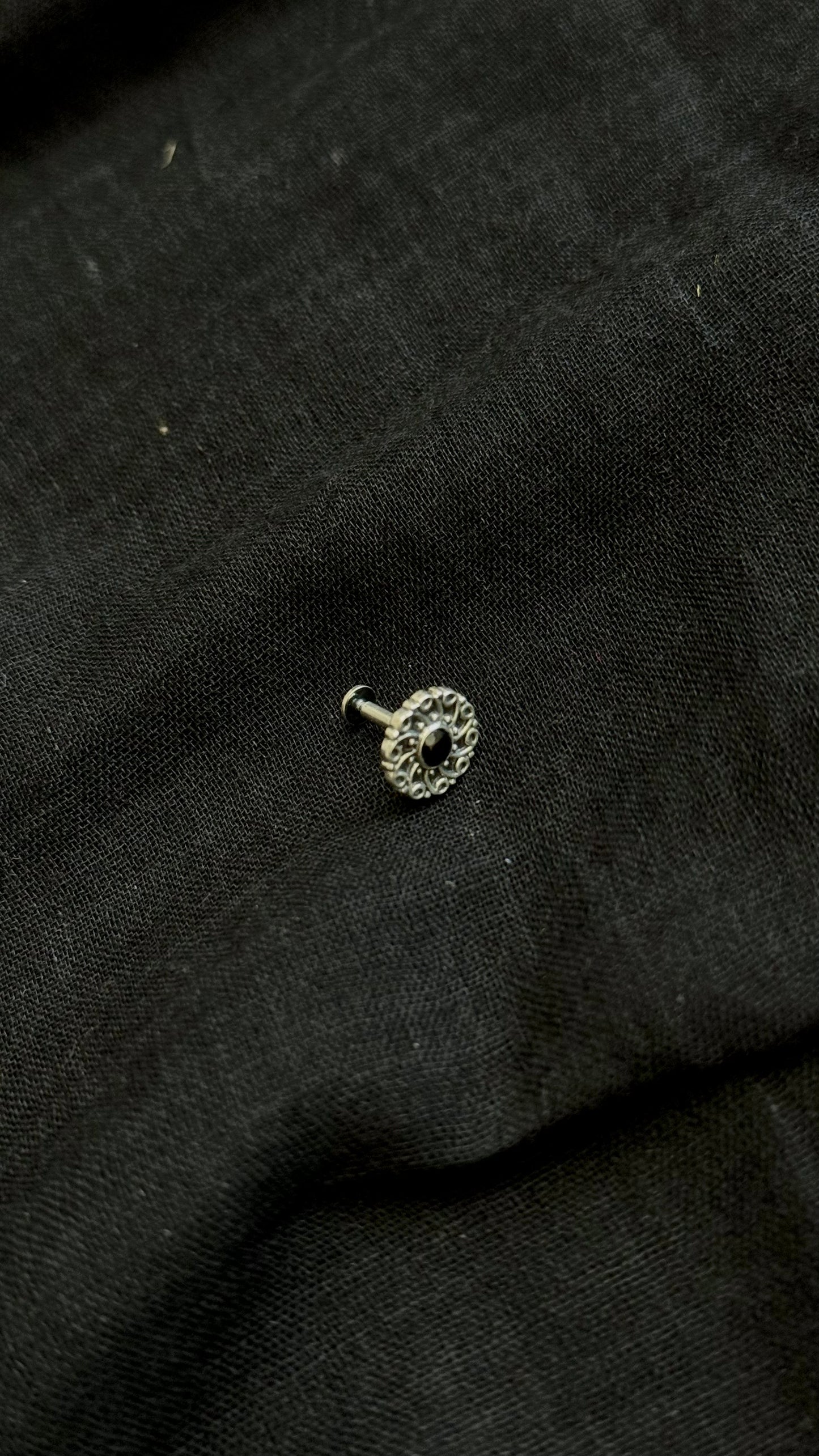Floral round nose pin, black stone in pure silver - YCNPP07
