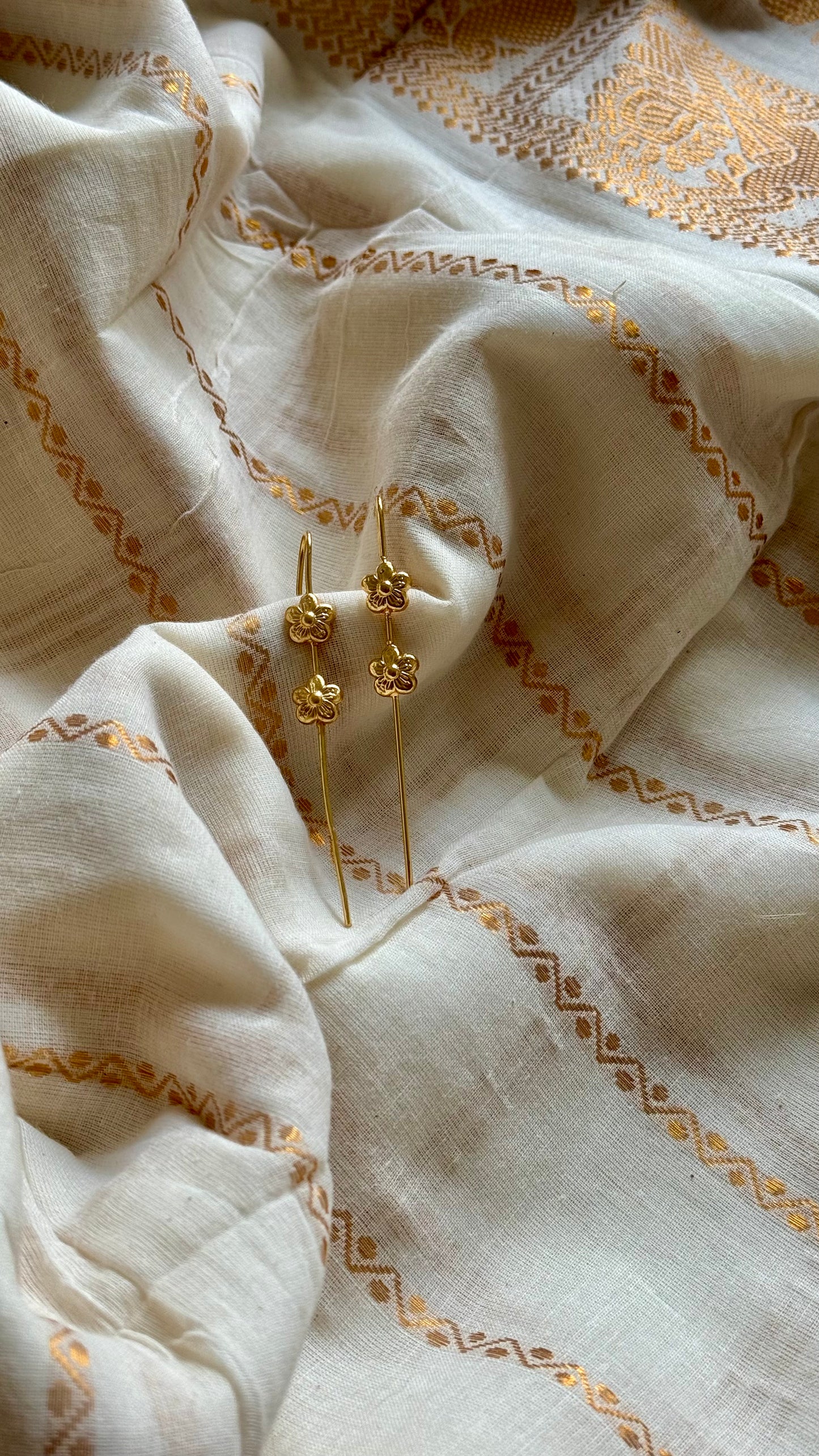 Gold plated, floral patterned earcuff - YCGPEC588
