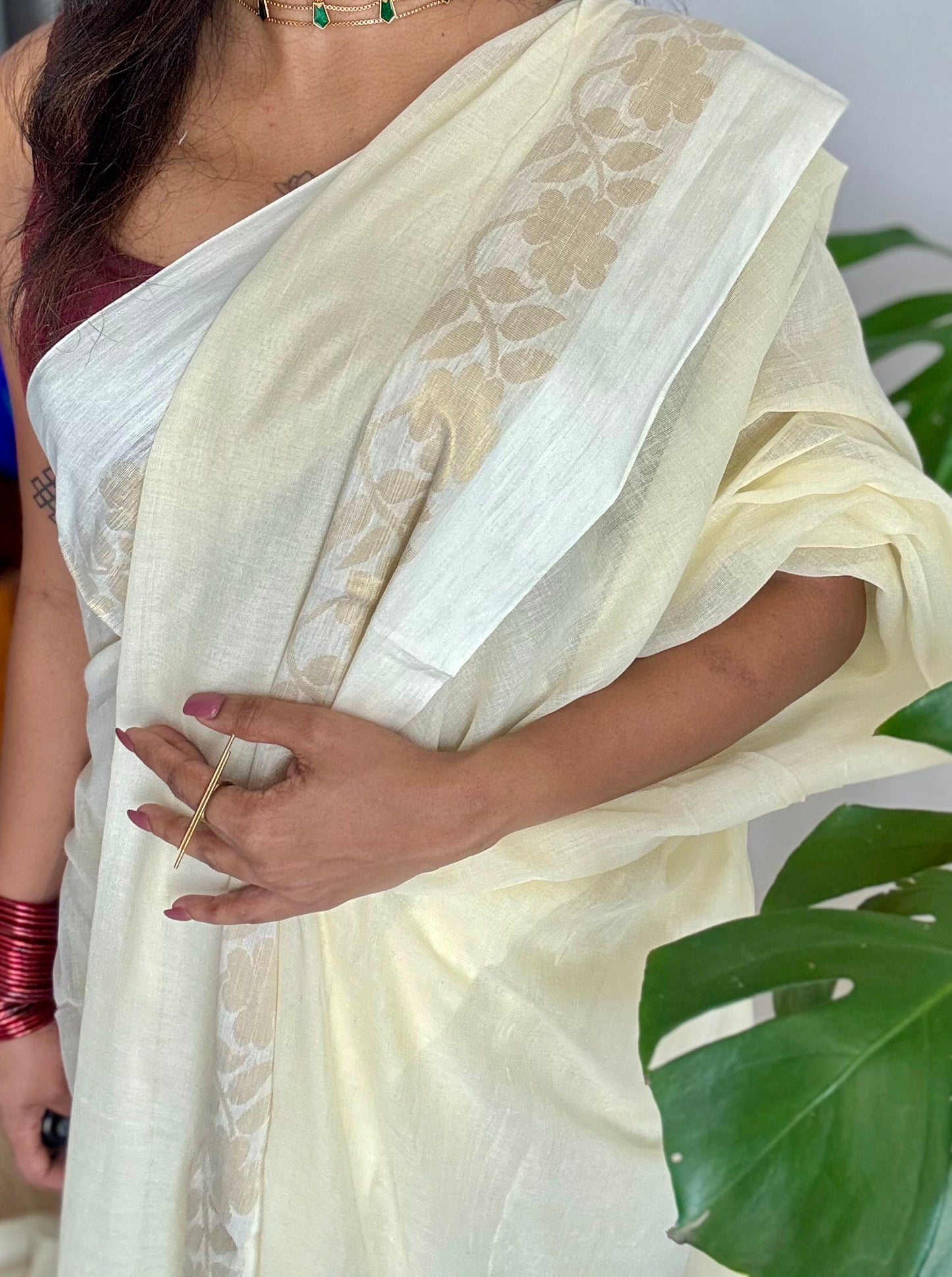 Ivory mul saree, zari flowers on border - YCIEON22
