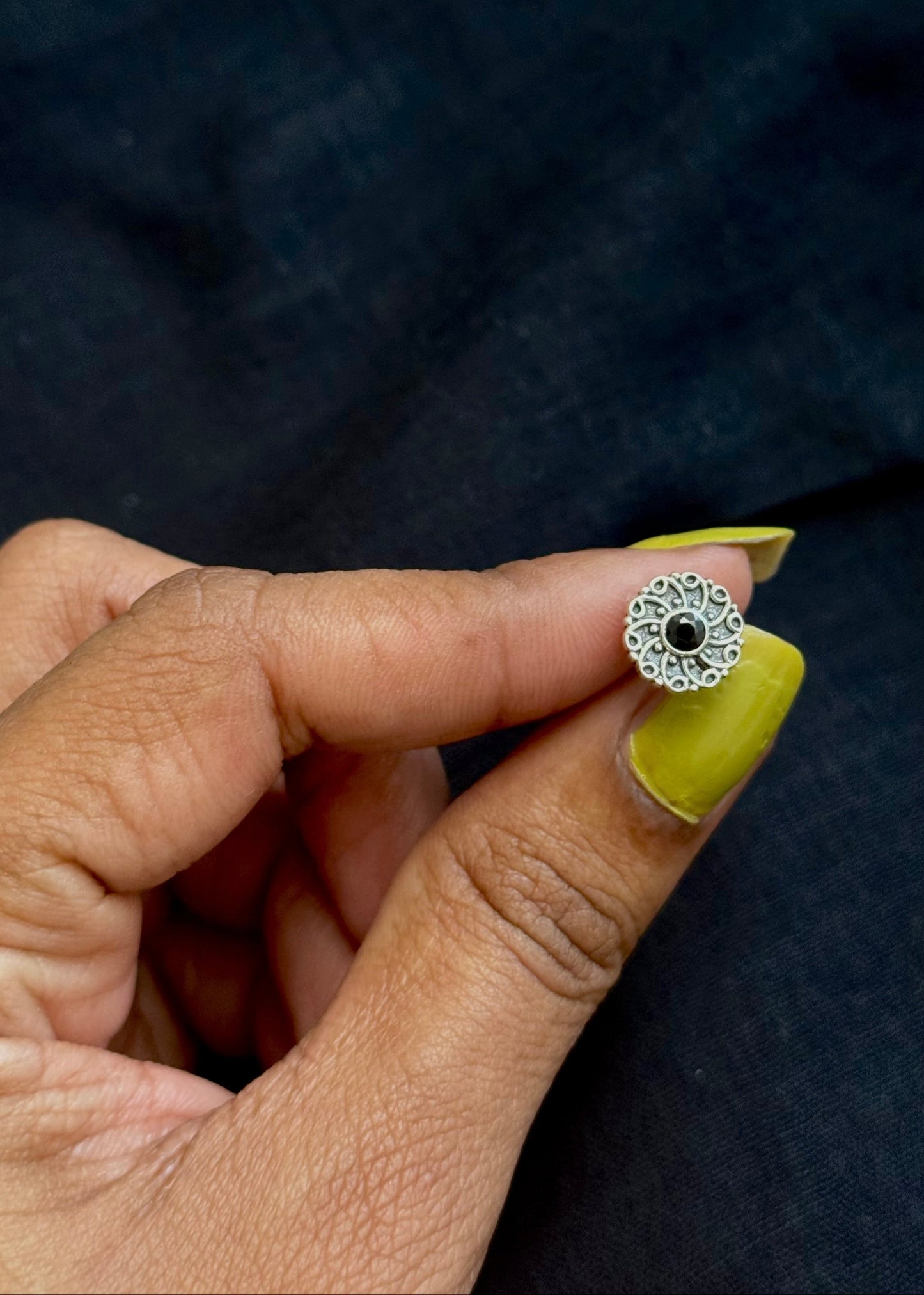 Floral round nose pin, black stone in pure silver - YCNPP07