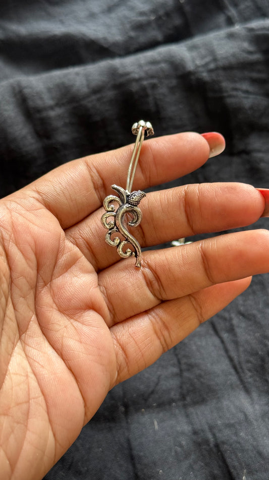 Bugadi clip-on (non pierced), paisley pattern, oxidised silver - YCOSEBU516