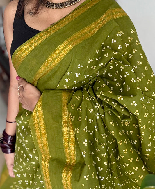 Green, wax dot printed sungudi, kattuchayam dyed madurai cotton - YCCOTNMSAP149