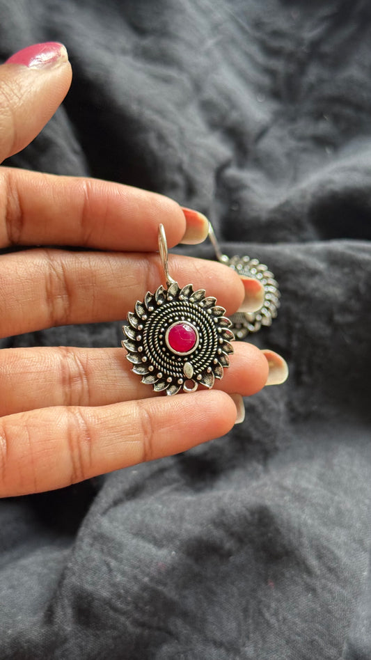 Bugadi clip-on (non pierced), red stone, oxidised silver - YCOSBU715