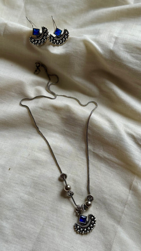 Long neckpiece with blue stone pendant and earrings, oxidised silver - YCOSNP443