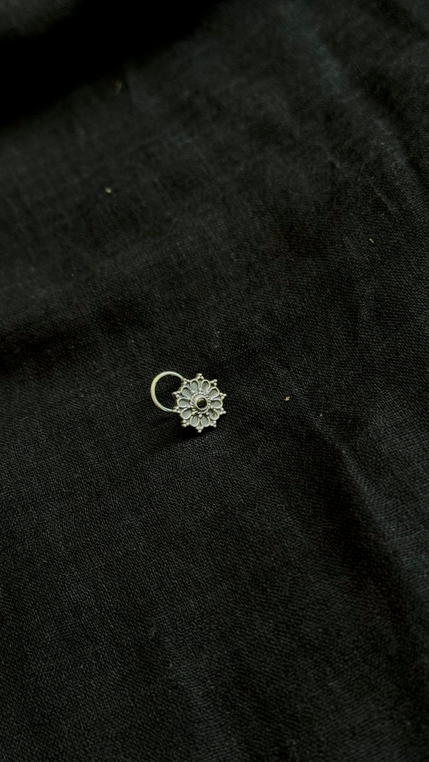 Floral round nose pin, black stone in pure silver - YCNPP07
