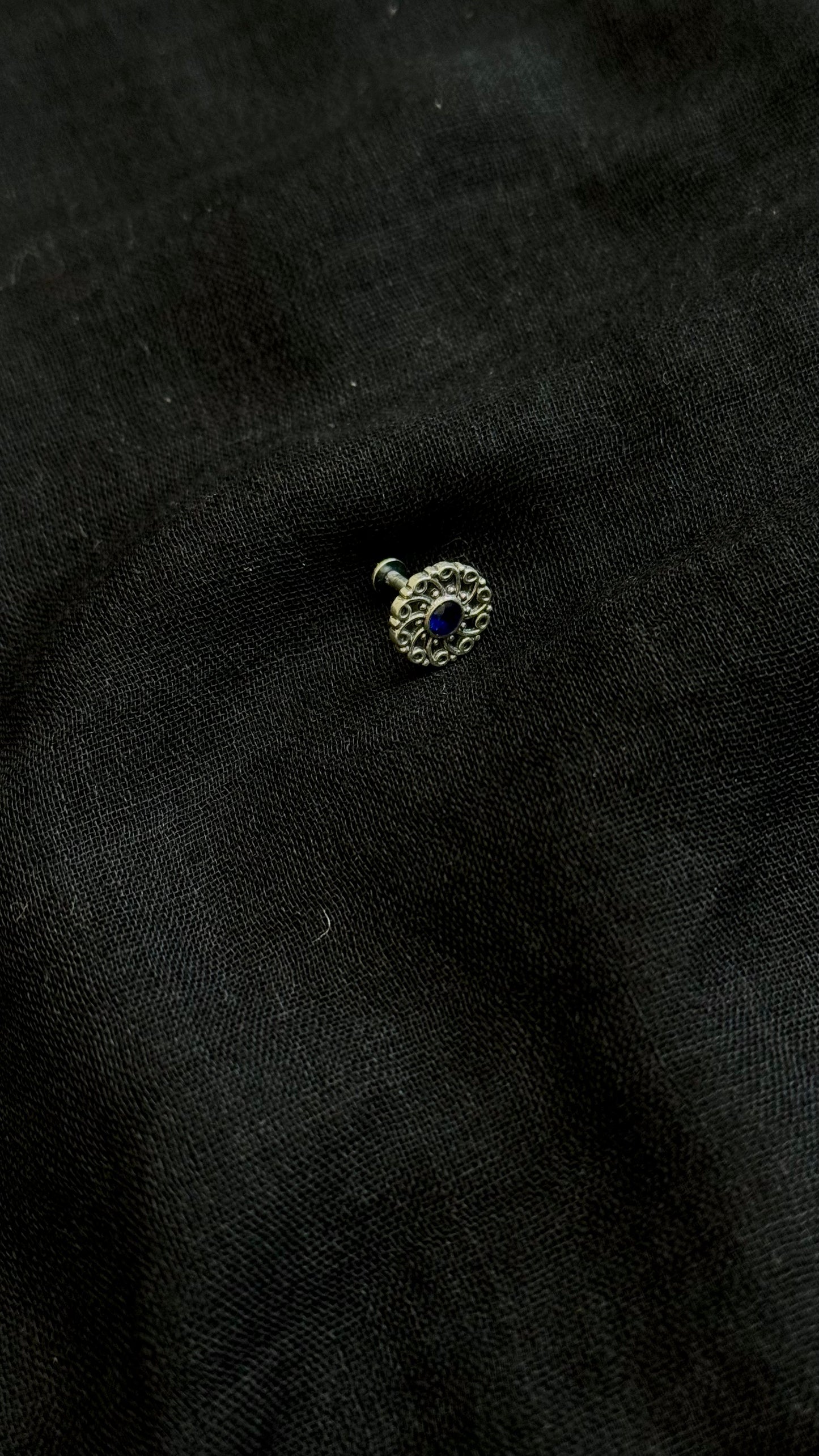 Floral round nose pin, blue stone in pure silver - YCNPP19