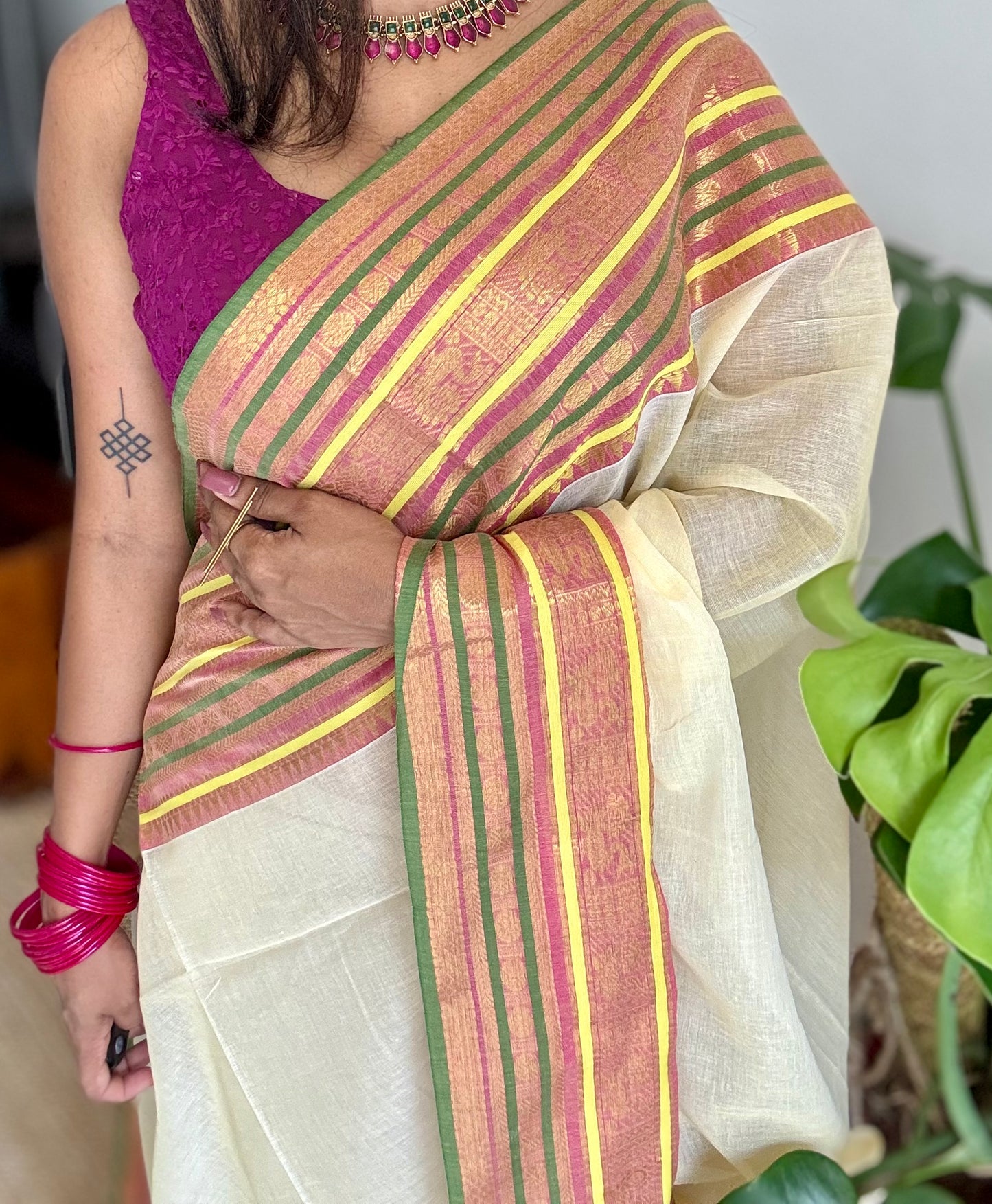 Cream mul saree, multicoloured wide kanchi border - YCIEON12