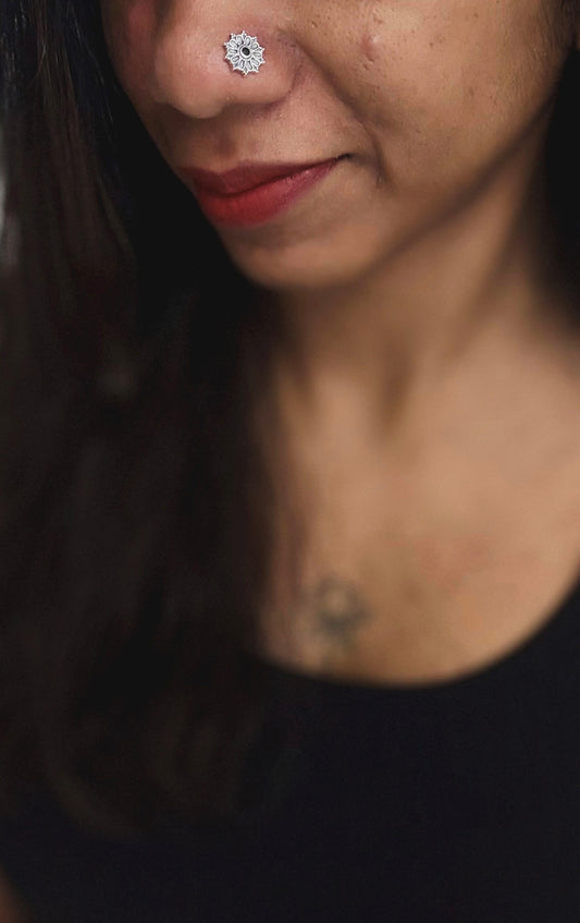 Floral round nose pin, black stone in pure silver - YCNPP07