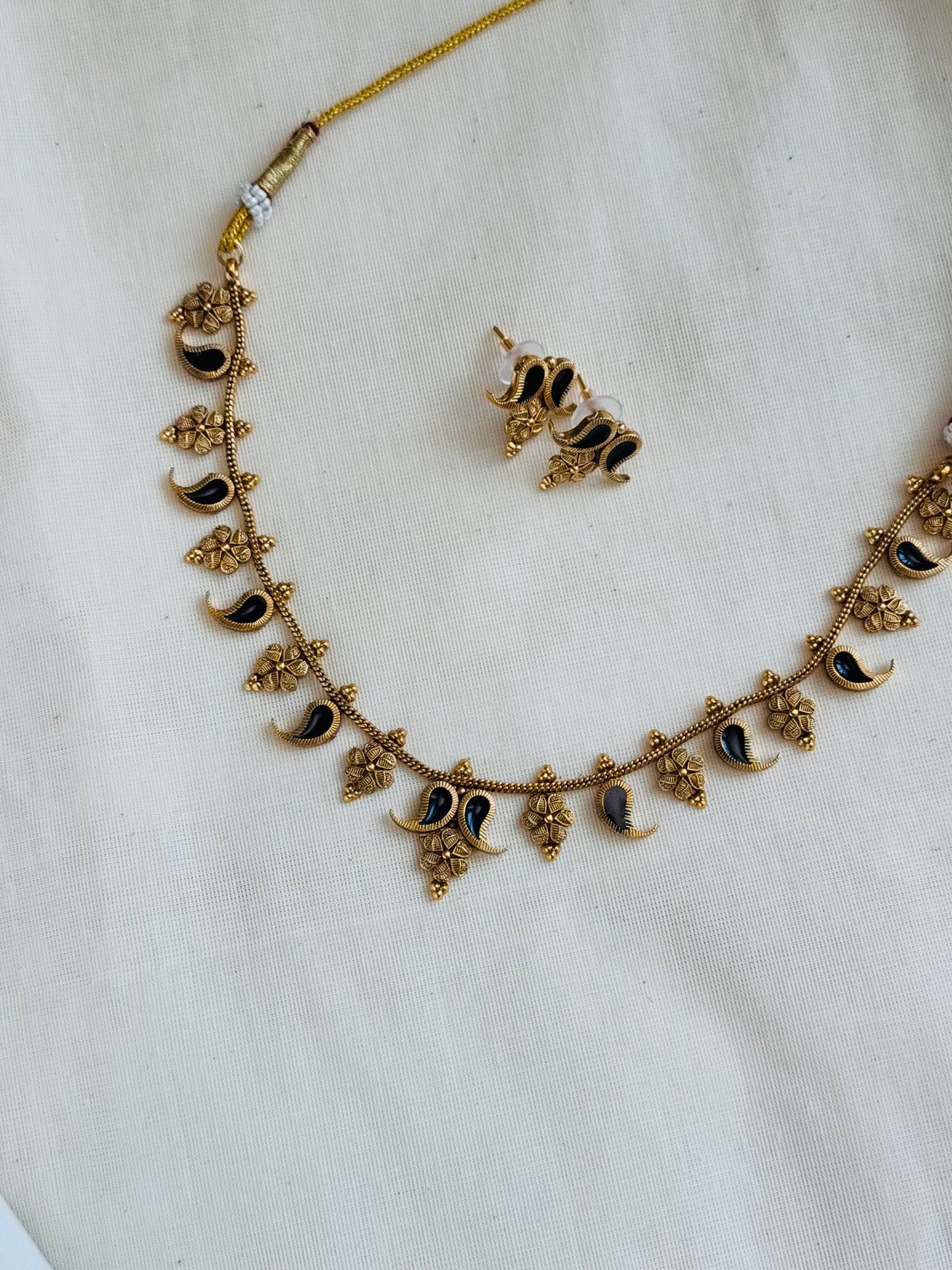 Curved black palakka (pulinagam) with floral pendant neckpiece, with earrings - YCGPNP762