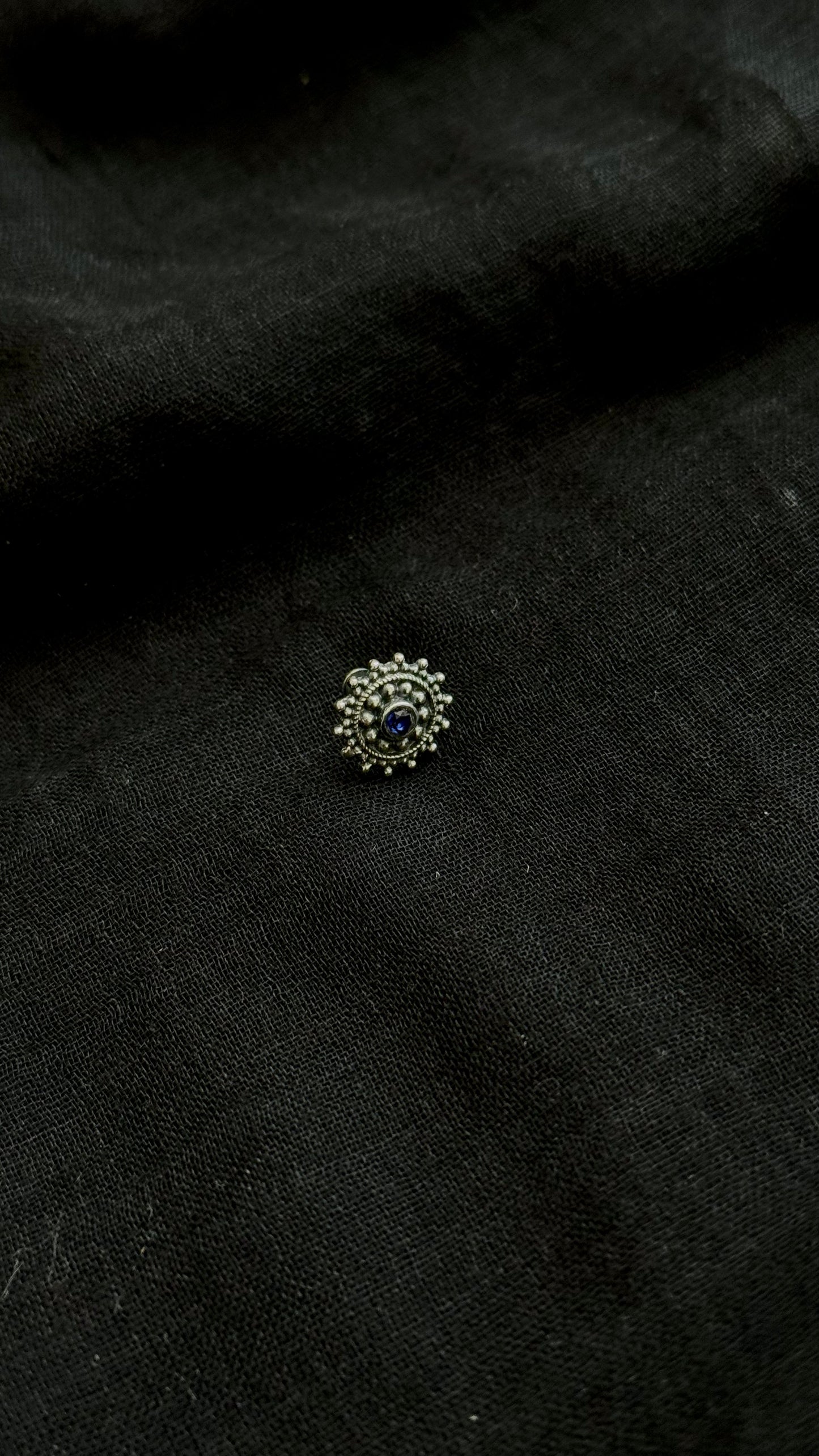Floral round nose pin, blue stone in pure silver - YCNPP13