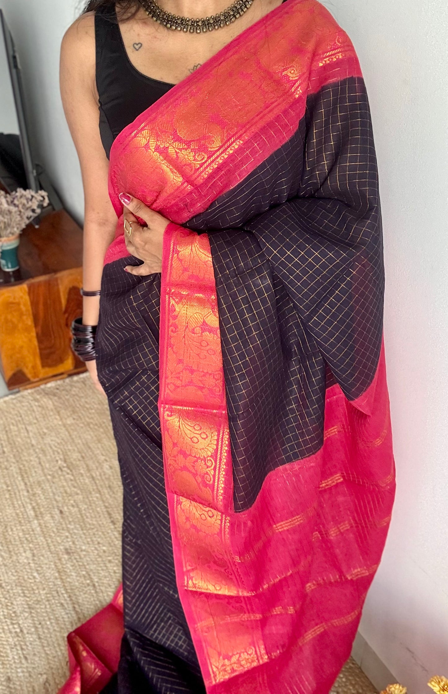 Black with pinkish red checkered sungudi, madurai cotton - YCCOTNOCSC23