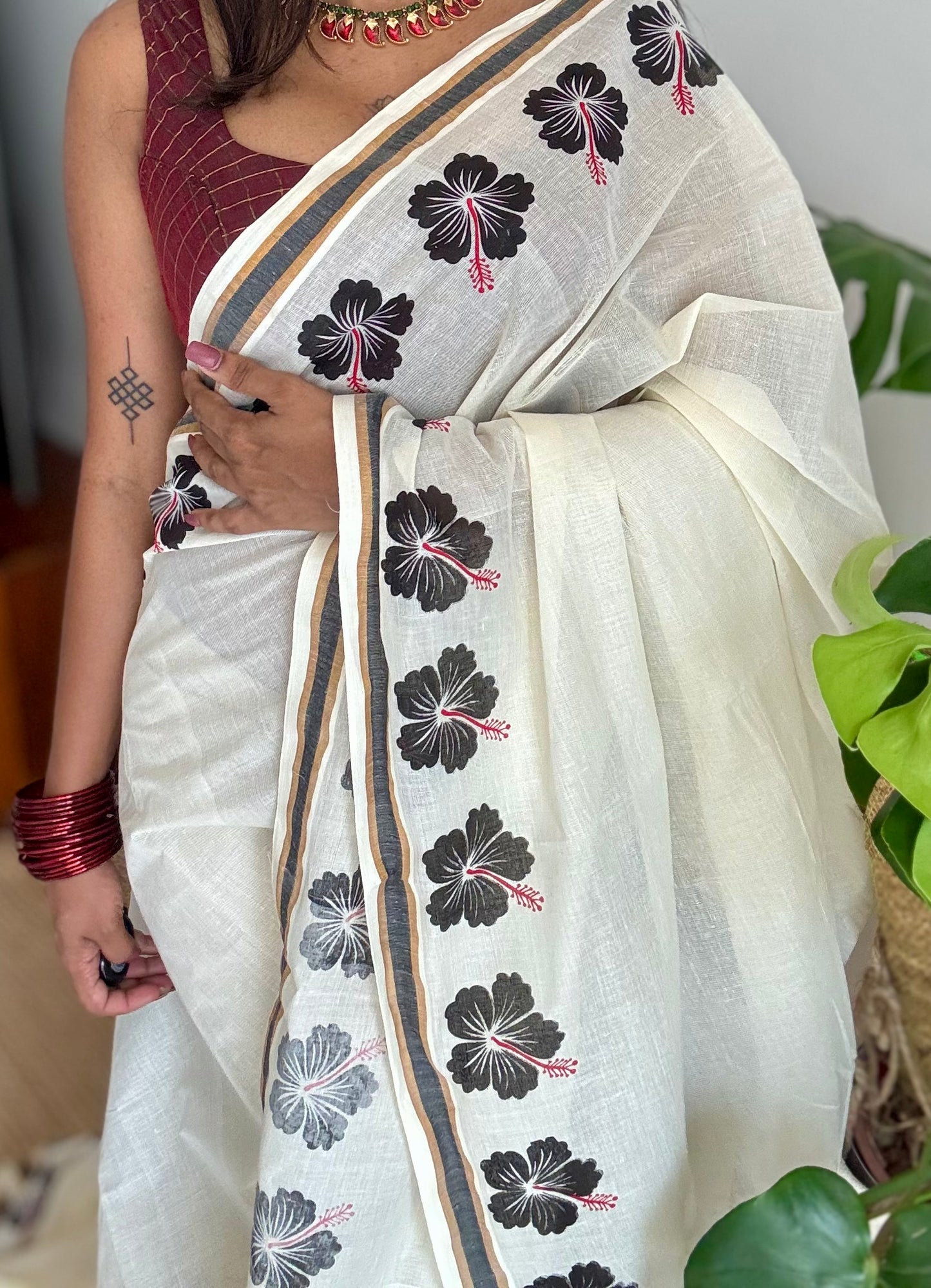 Ivory and gold soft cotton saree, black hibiscus (chembarathi) flowers - YCIEON61