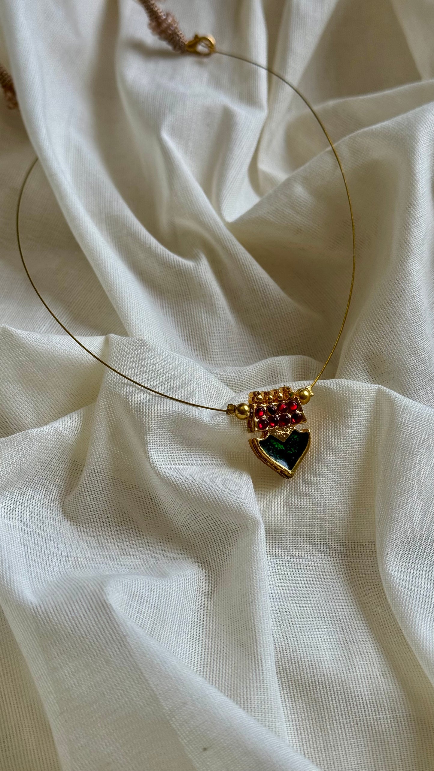 Single palakka pendant in invisible chain - YCAGC107