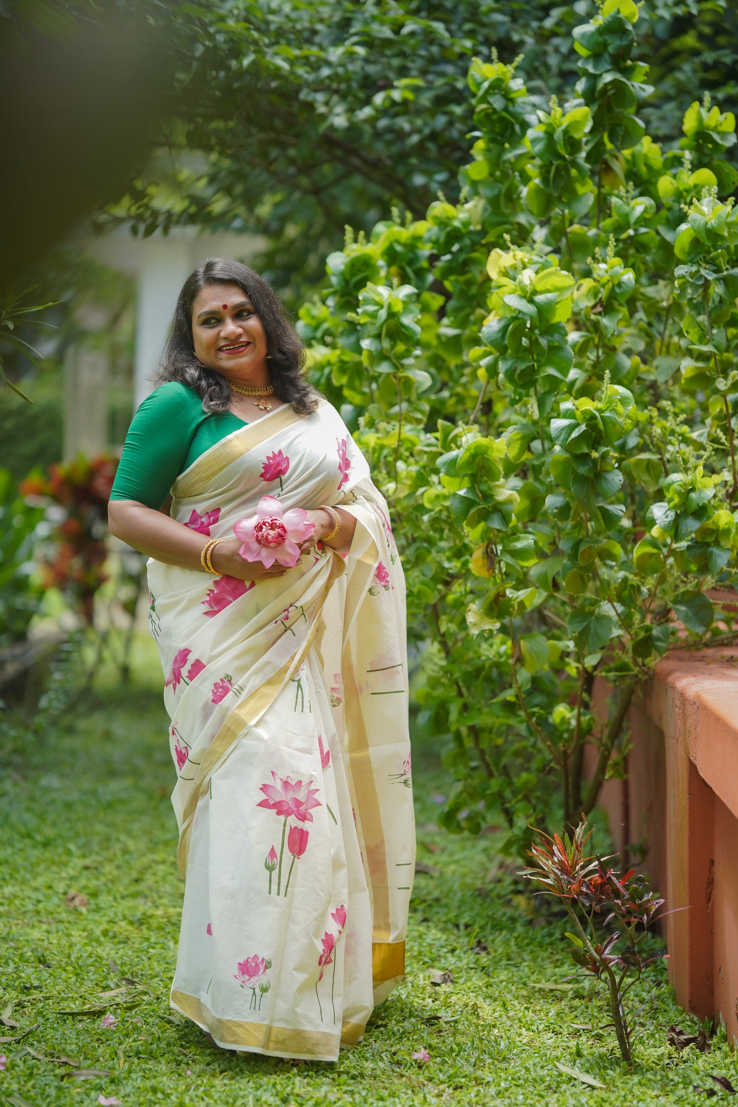 Geethi : Ivory and gold with vibrant pink lotuses, Kerala cotton - YCONKCE106