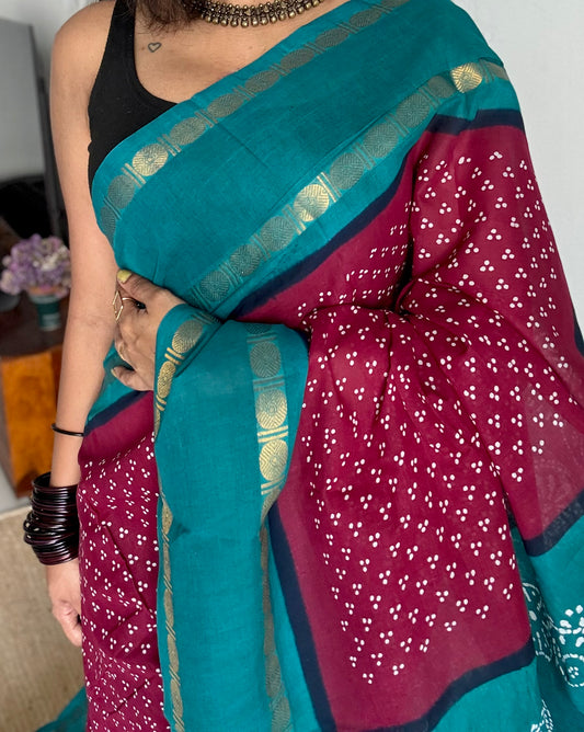 Reddish pink with dark turquoise contrast border, kattuchayam dyed madurai sungudi cotton saree - YCCOTNMSFE81