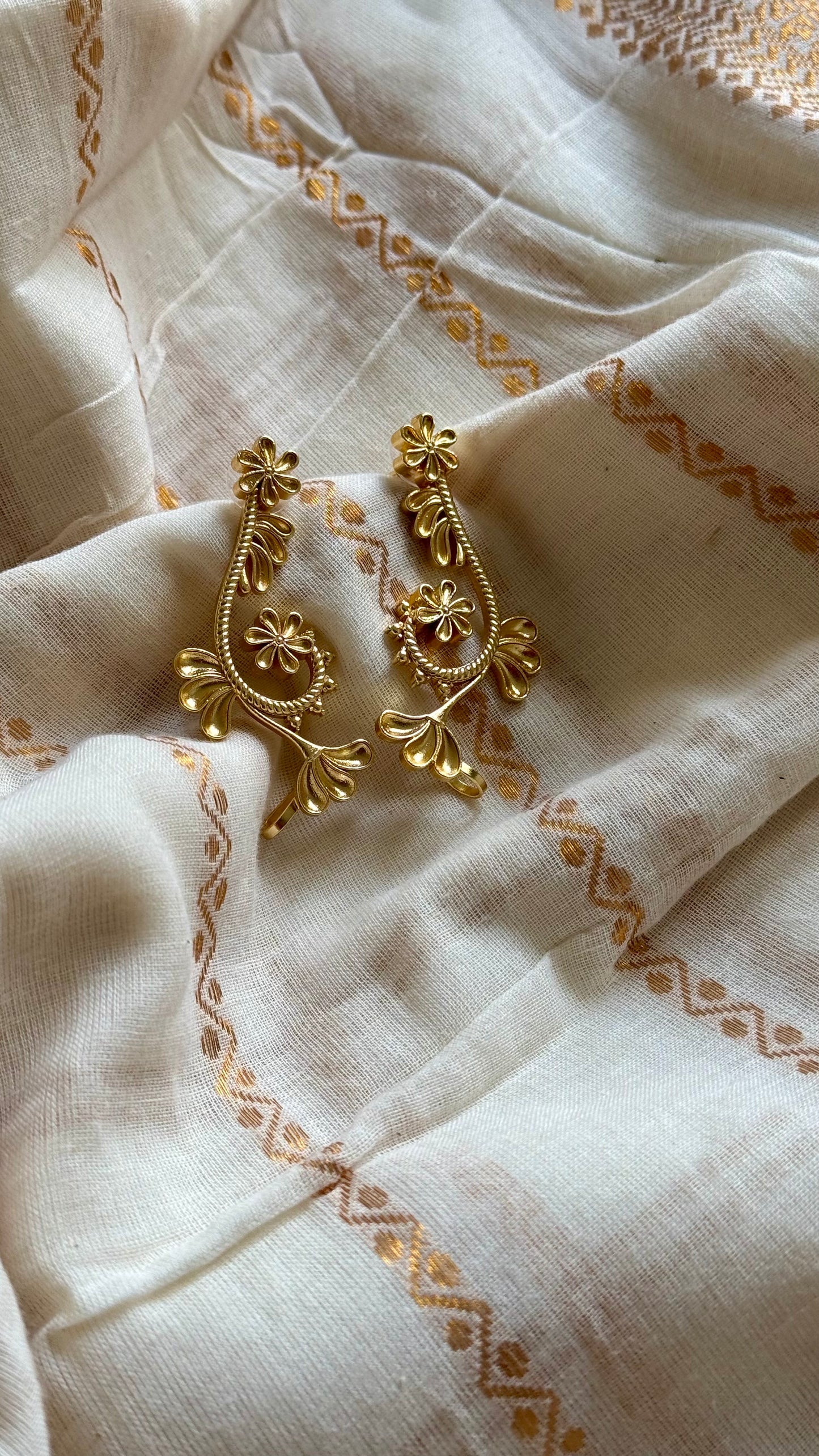 Gold plated, floral patterned earcuff - YCGPEC583