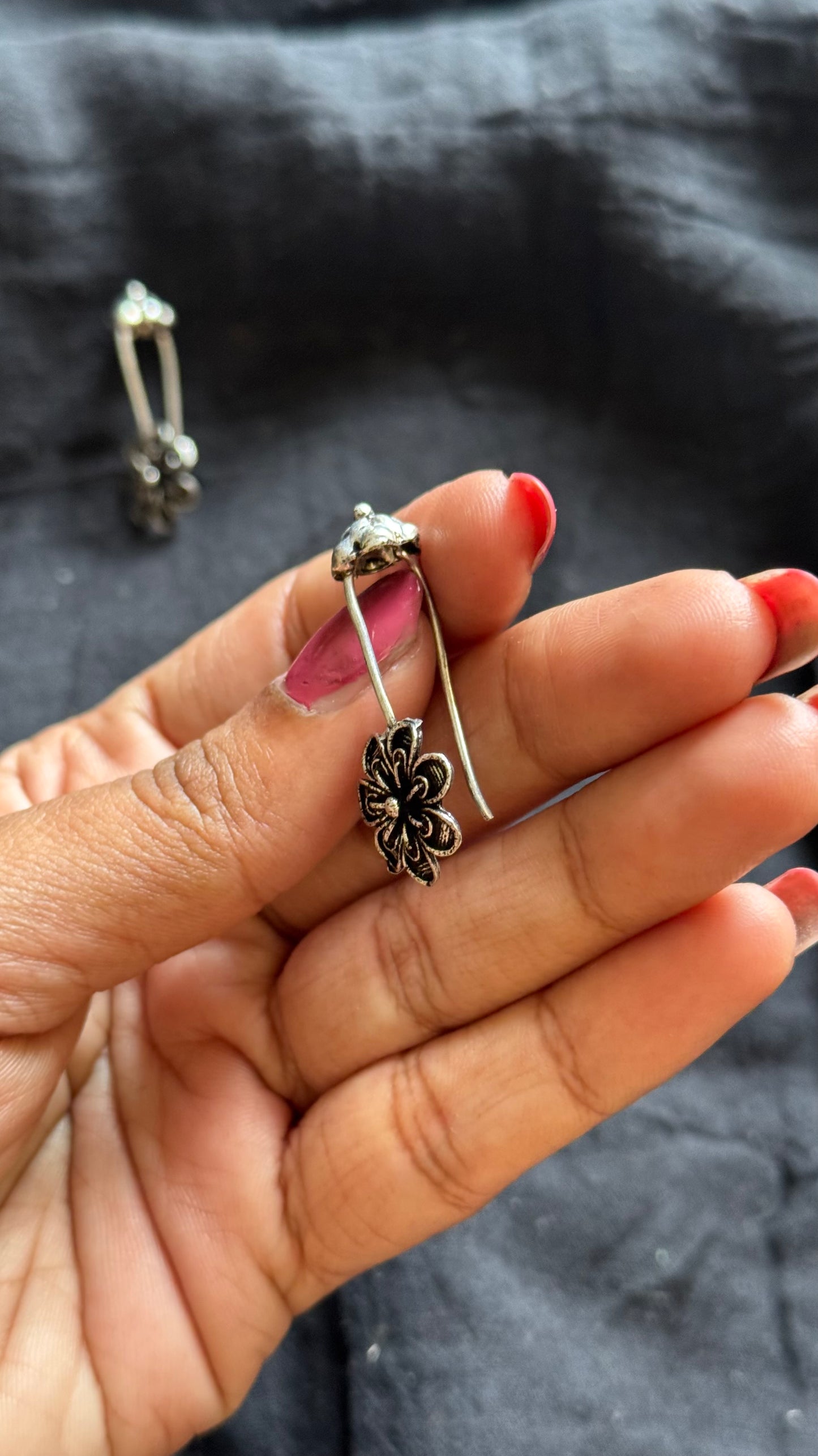 Bugadi clip-on (non pierced), oxidised silver - YCOSEBU521