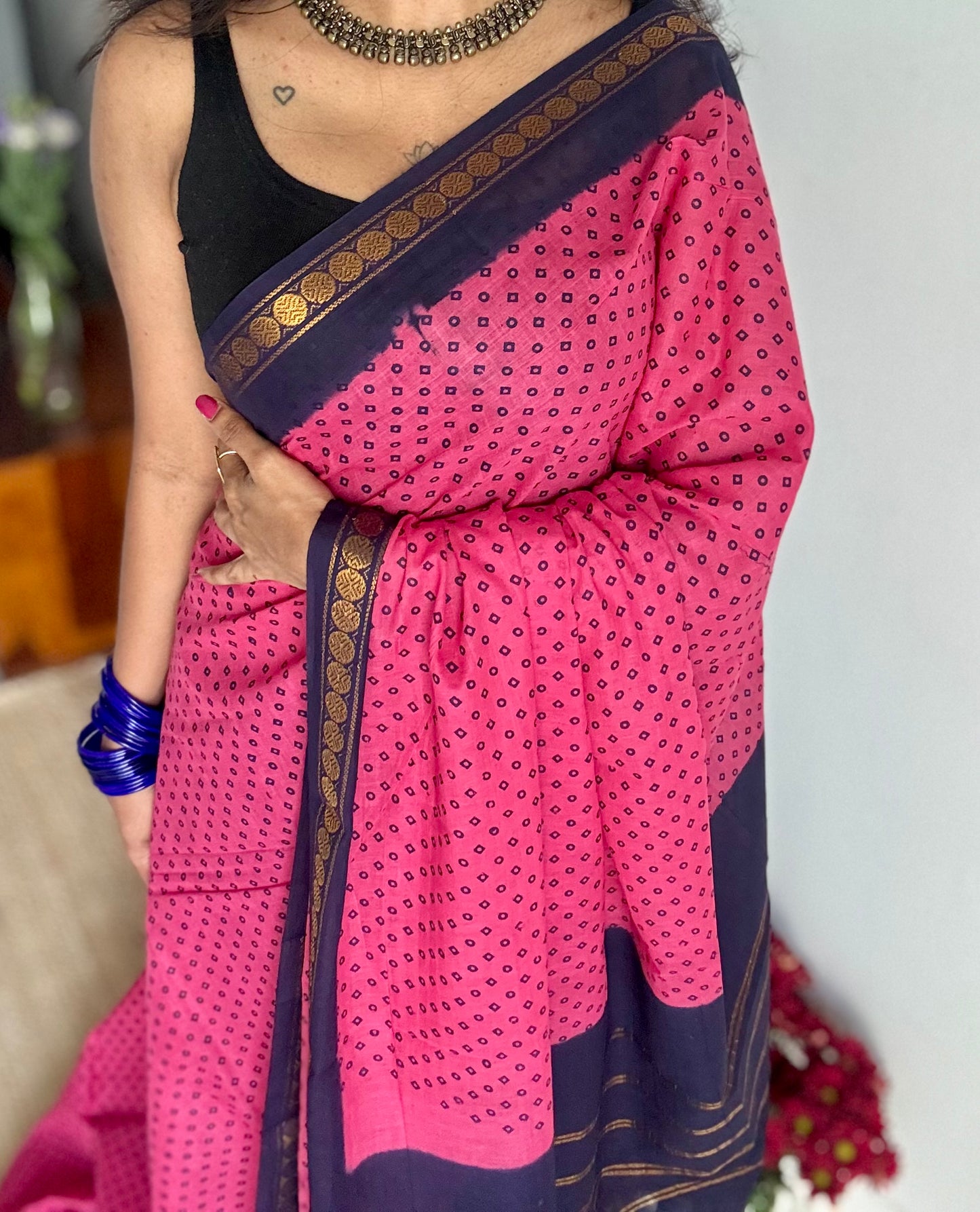 Dark pink with navy blue border sungudi, kattuchayam dyed, madurai cotton - YCCOTNSEMS102