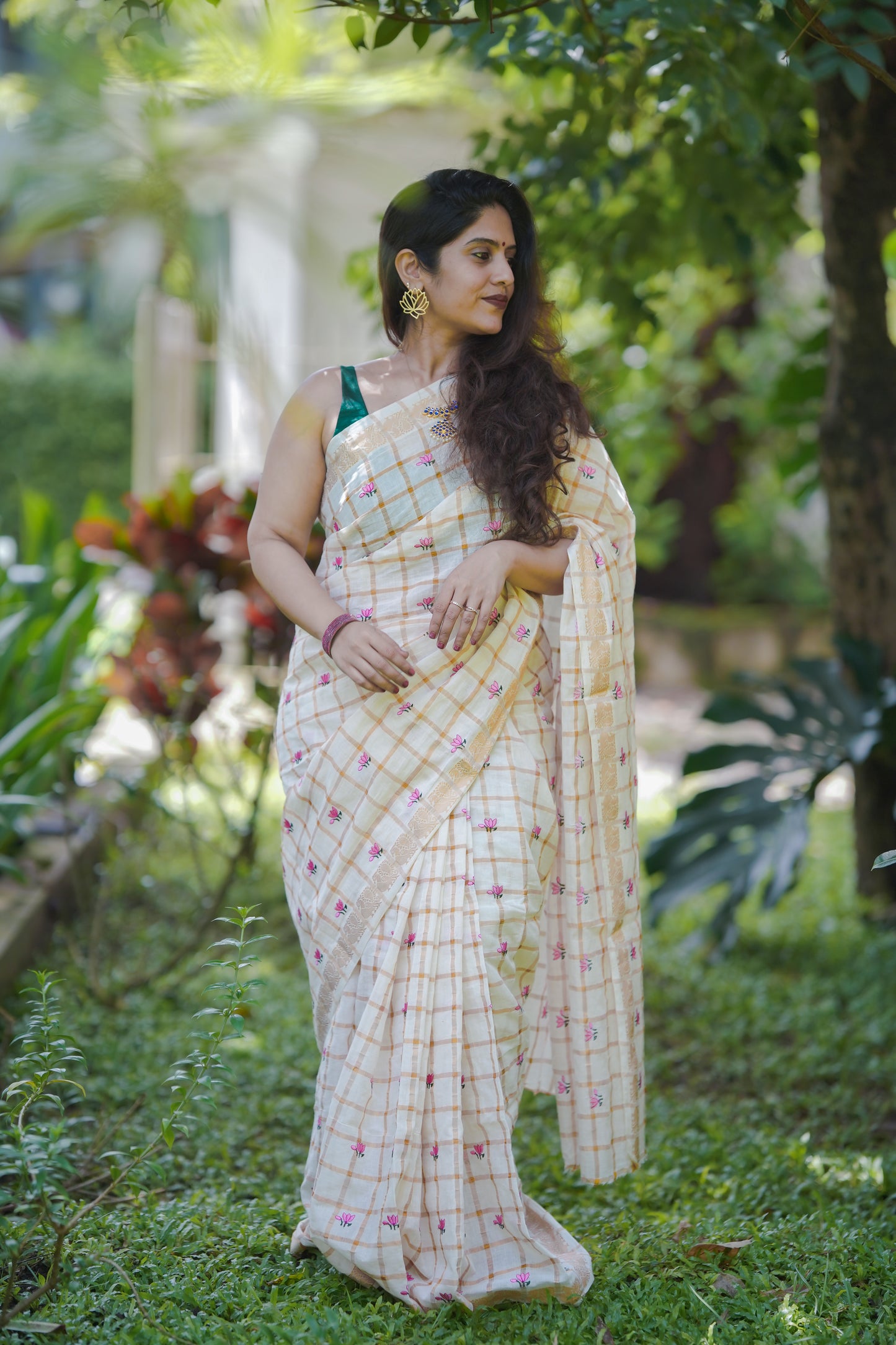 Sruthi : Thaamara Kattam - pink lotus embroidery, ivory & gold, soft cotton - YCONKCE273