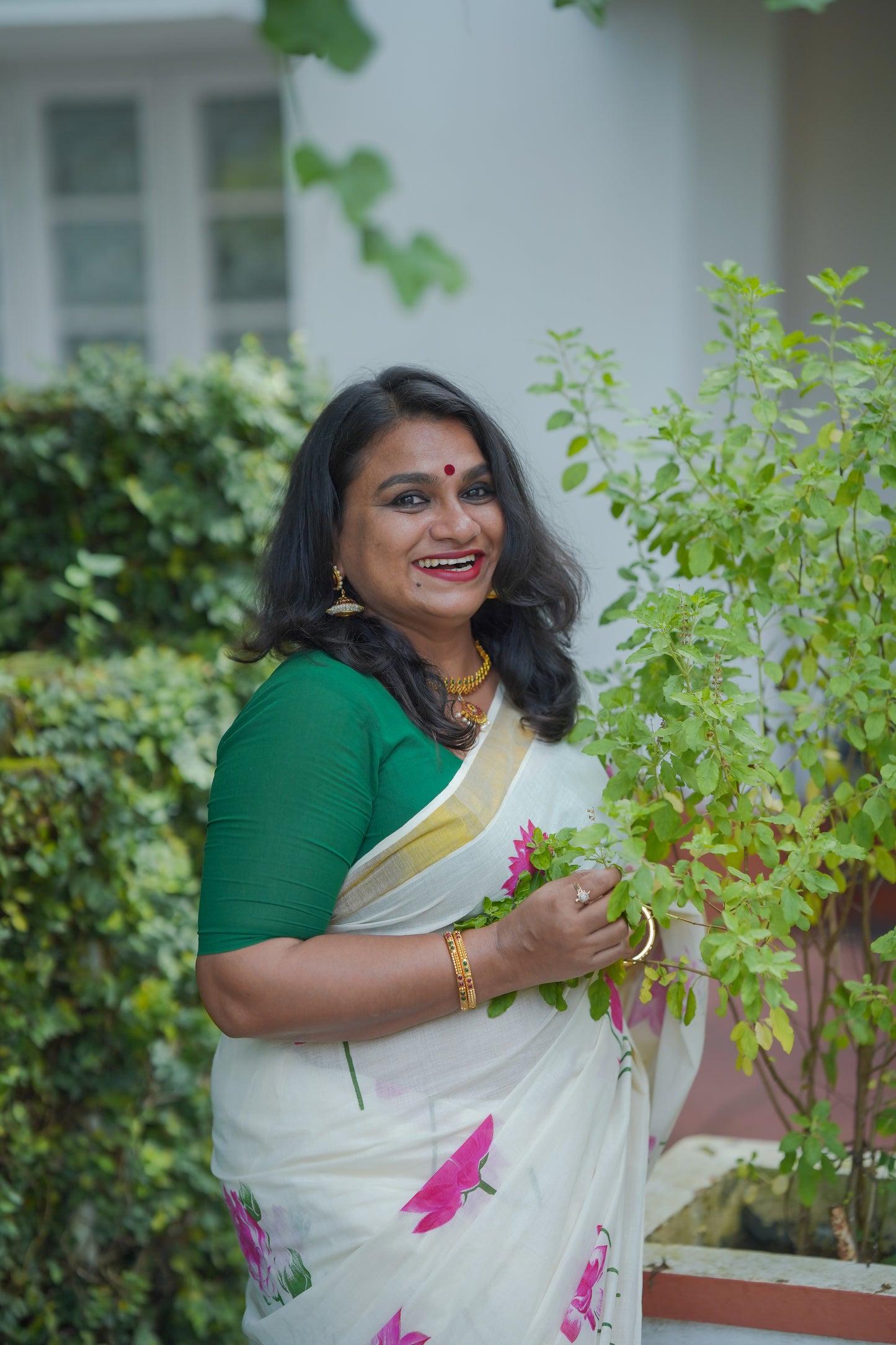 Geethi : Ivory and gold with vibrant pink lotuses, Kerala cotton - YCONKCE106