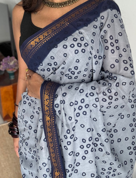 Cool grey with dark blue, motif printed, kattuchayam dyed madurai sungudi cotton saree - YCCOTNMSFE73