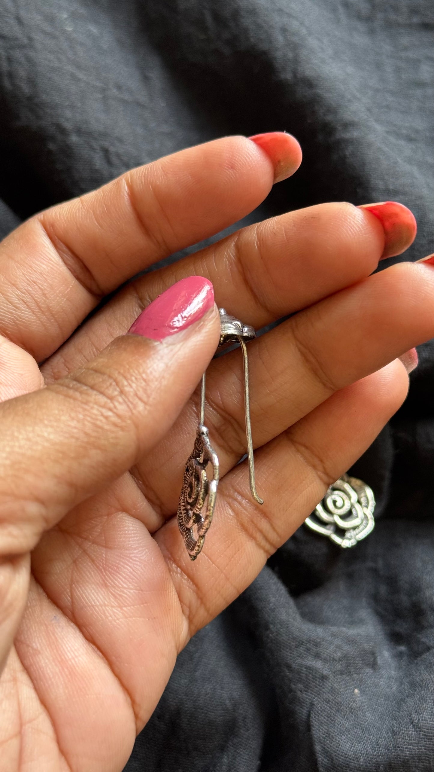 Bugadi clip-on (non pierced), rose pattern, oxidised silver - YCOSEBU517