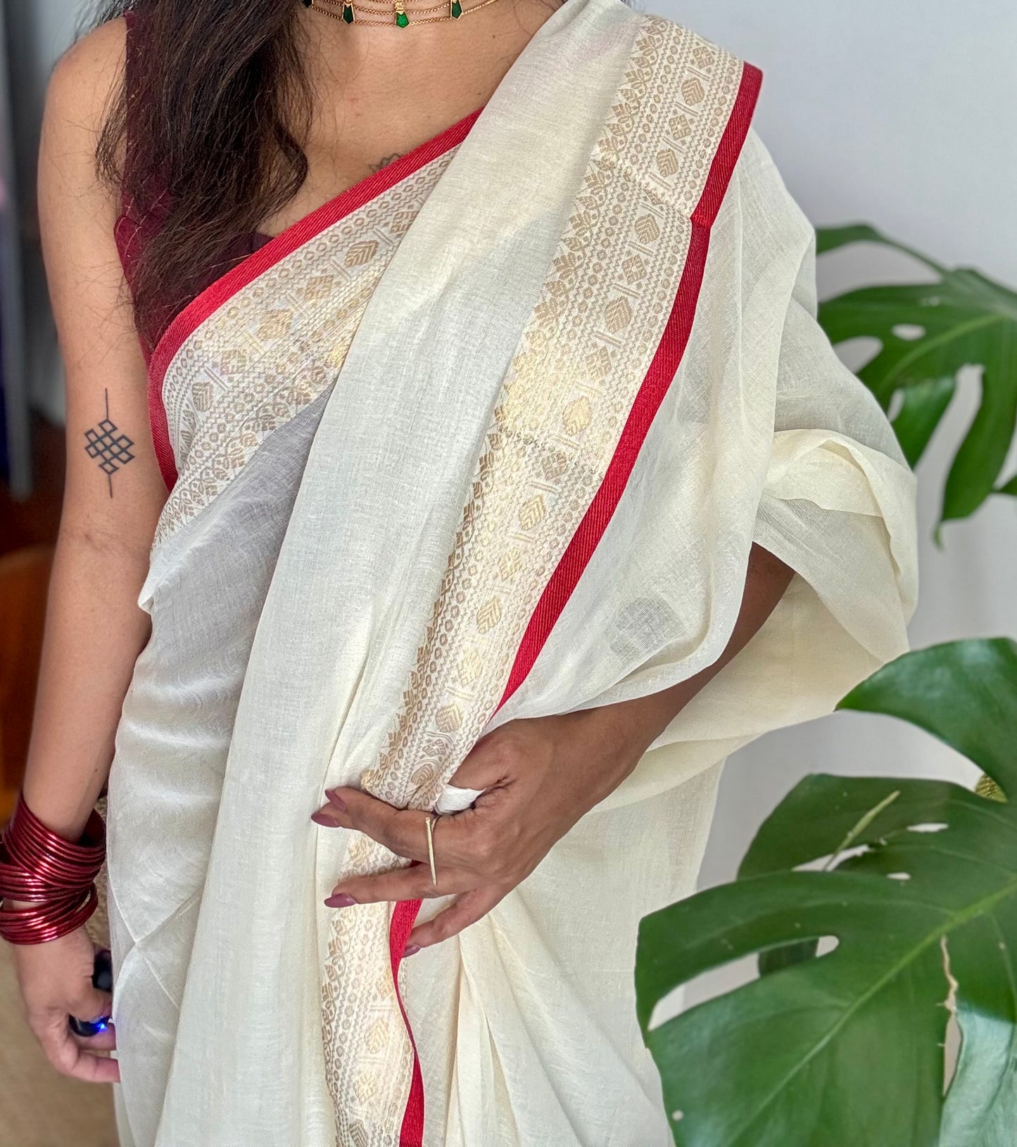 Ivory mul saree, red and gold border - YCIEON18