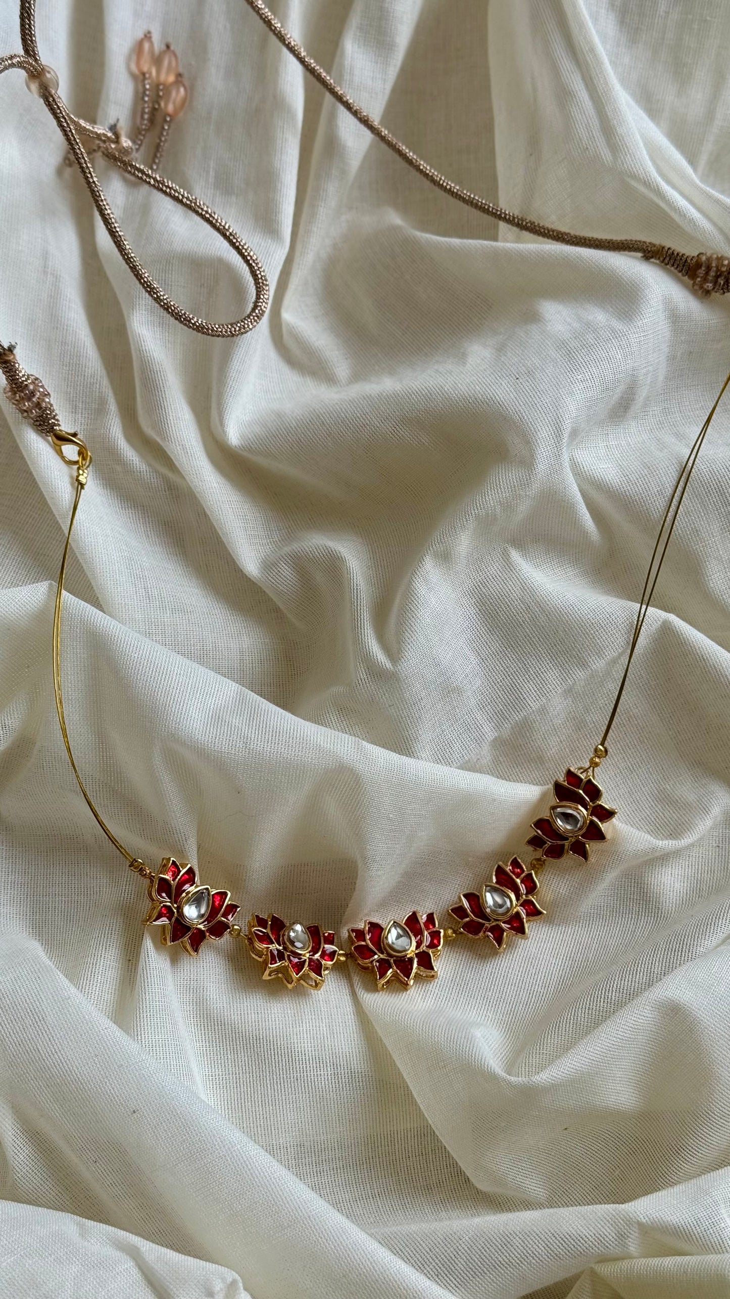 Red and white kemp lotus pendant chain - YCAGC112