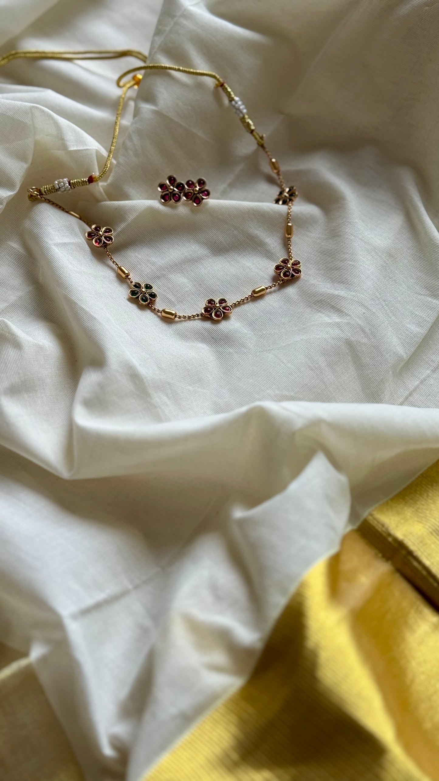 Round small floral pendant chain in ruby and green with earrings - YCAGC166