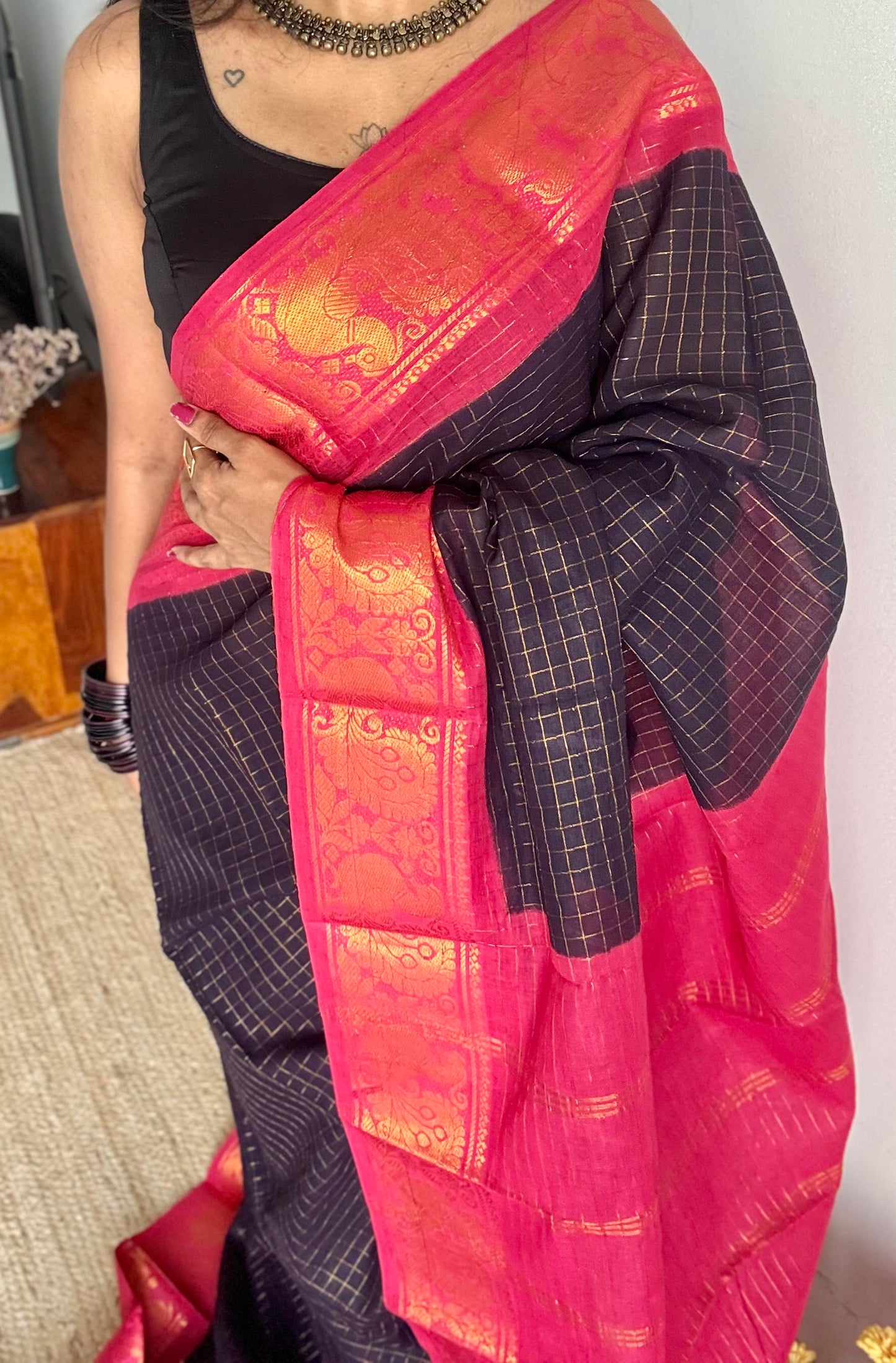 Black with pinkish red checkered sungudi, madurai cotton - YCCOTNOCSC23