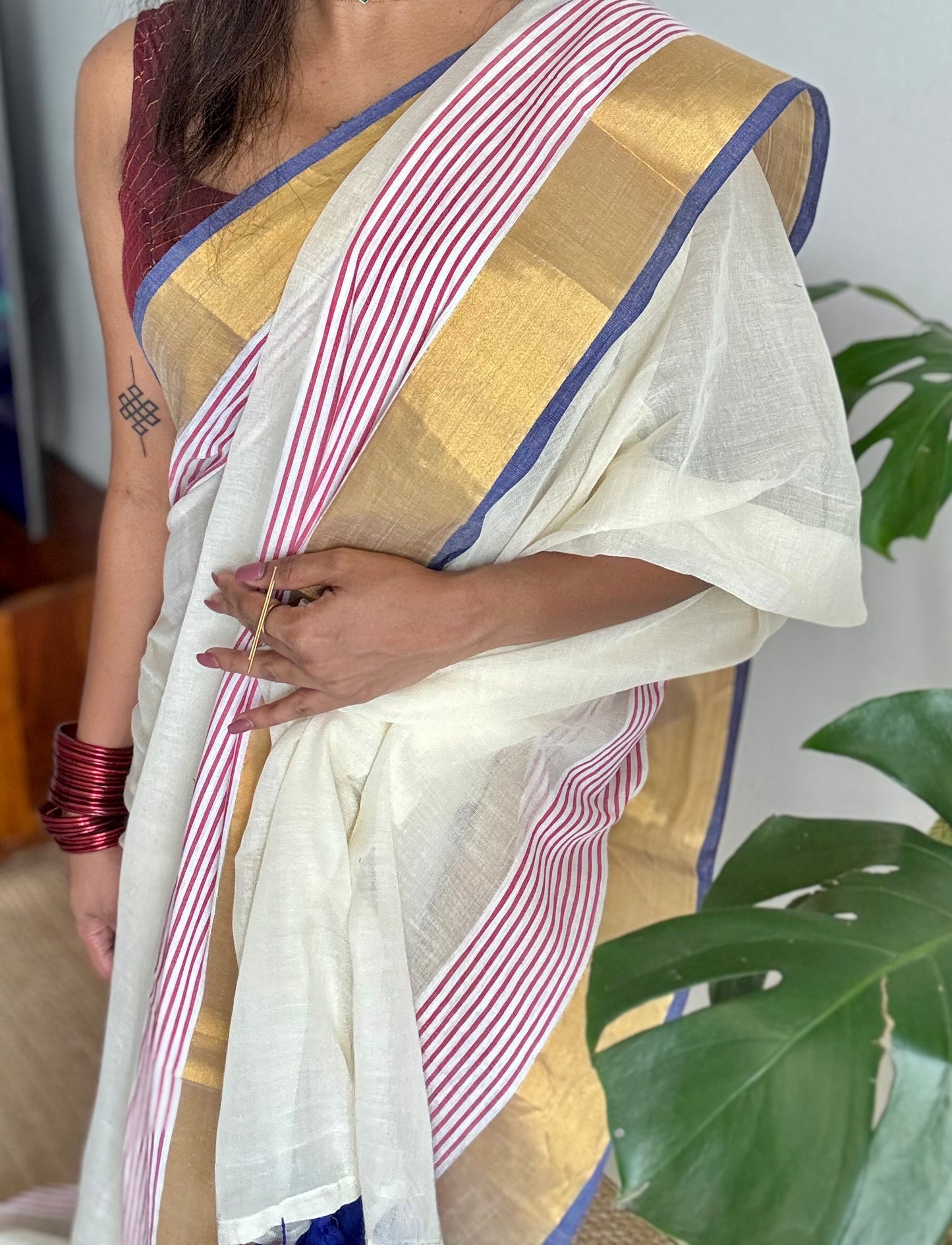 Ivory mul saree, blue and red striped border - YCIEON20