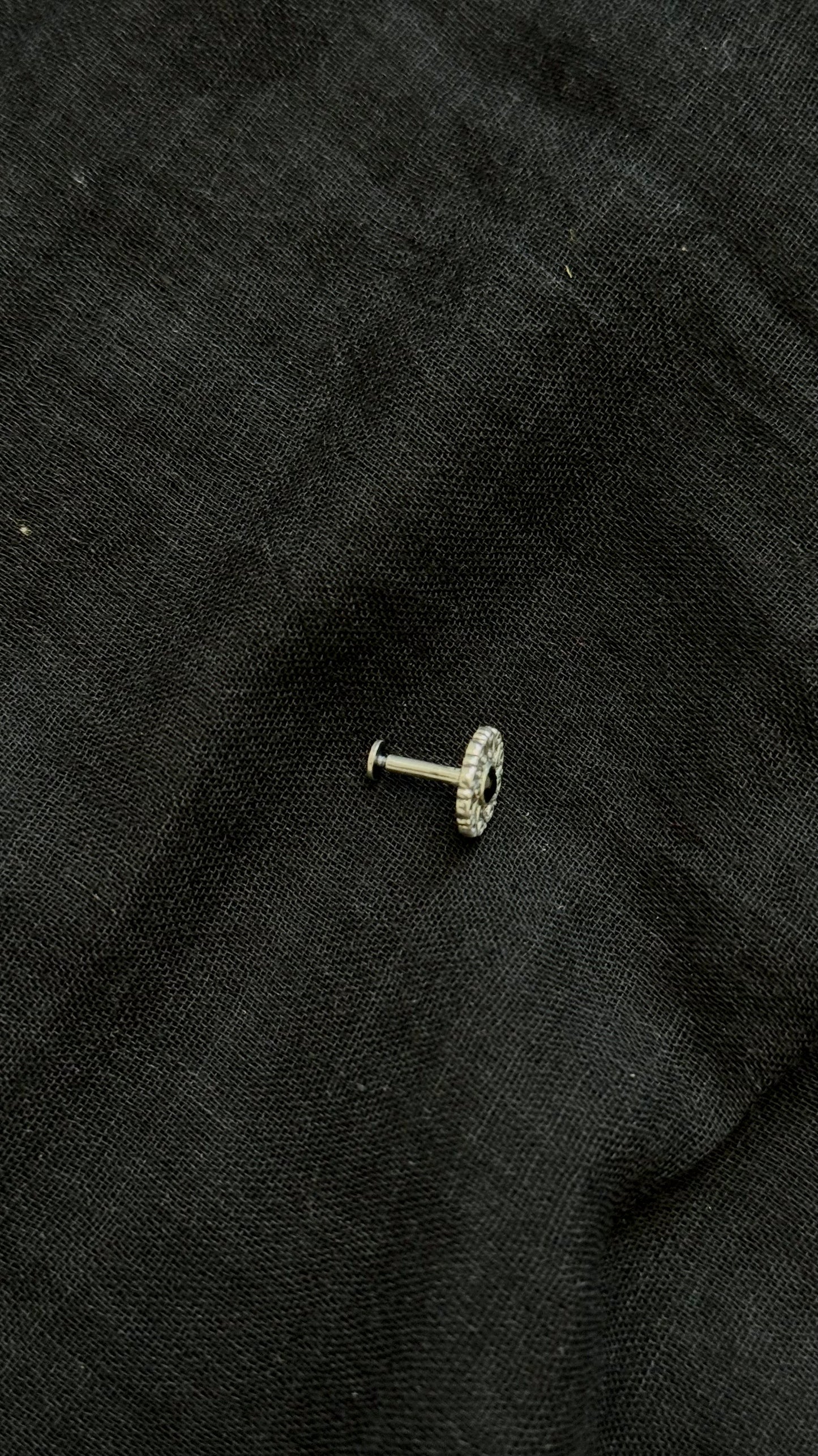 Floral round nose pin, black stone in pure silver - YCNPP07