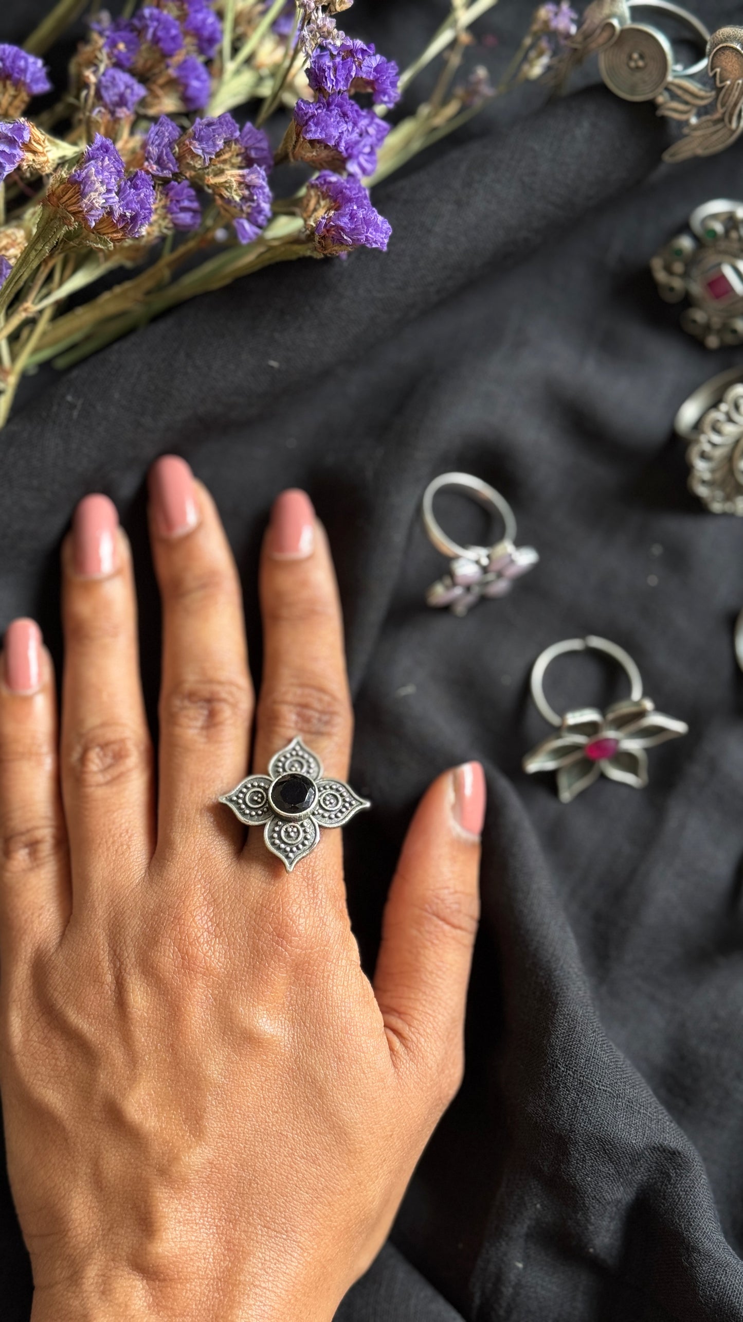Adjustable floral ring - black stone