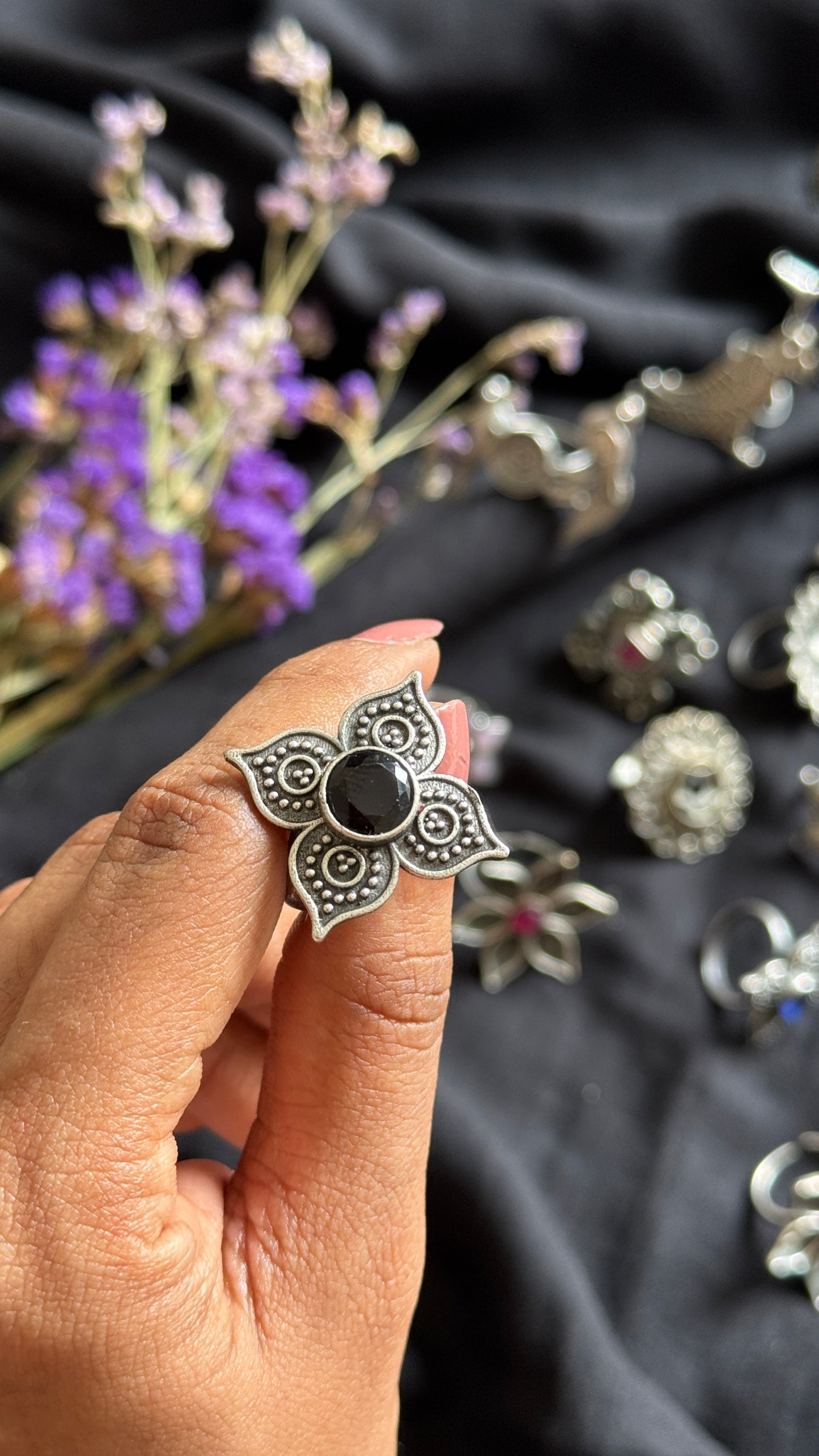 Adjustable floral ring - black stone