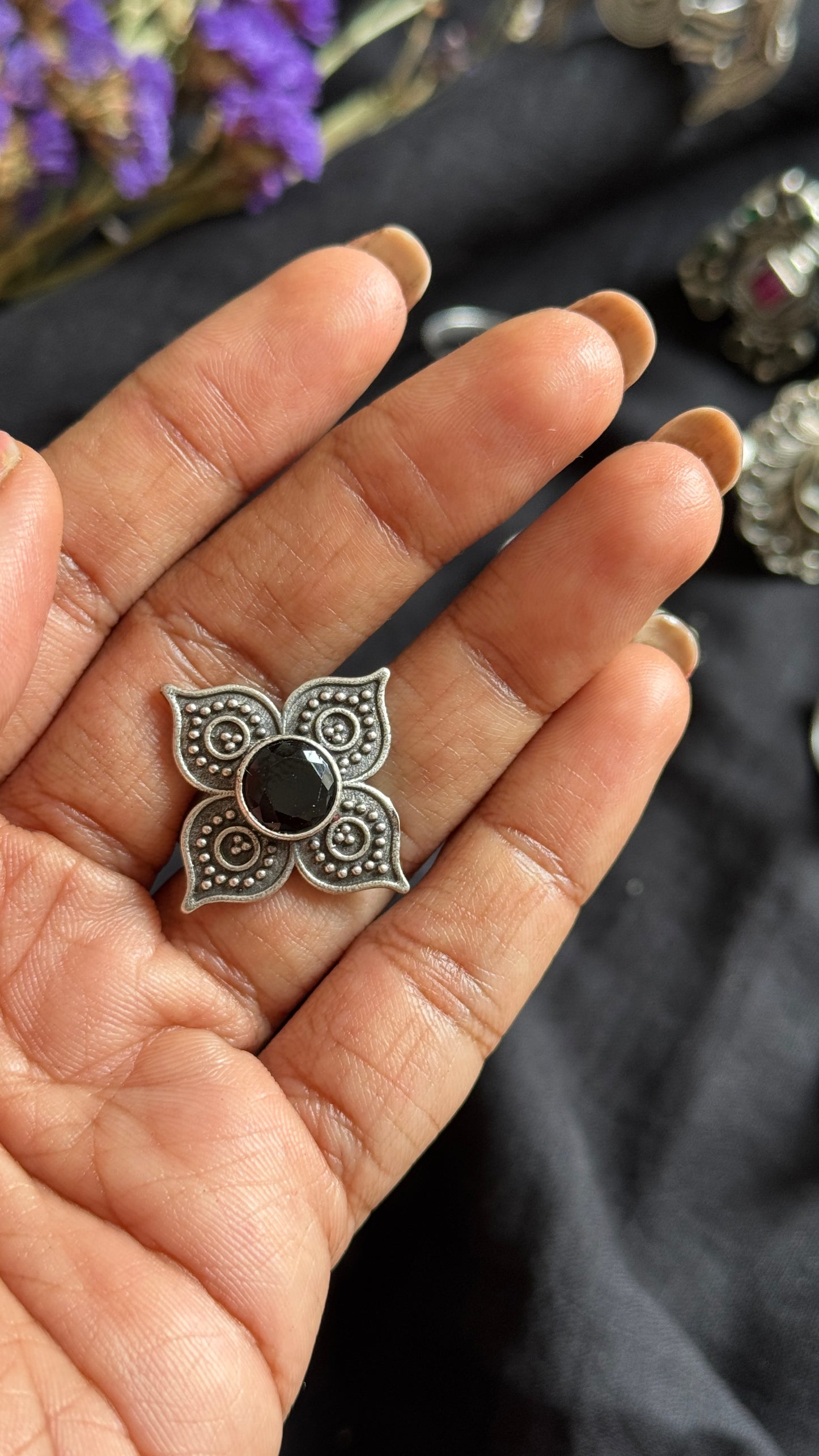 Adjustable floral ring - black stone