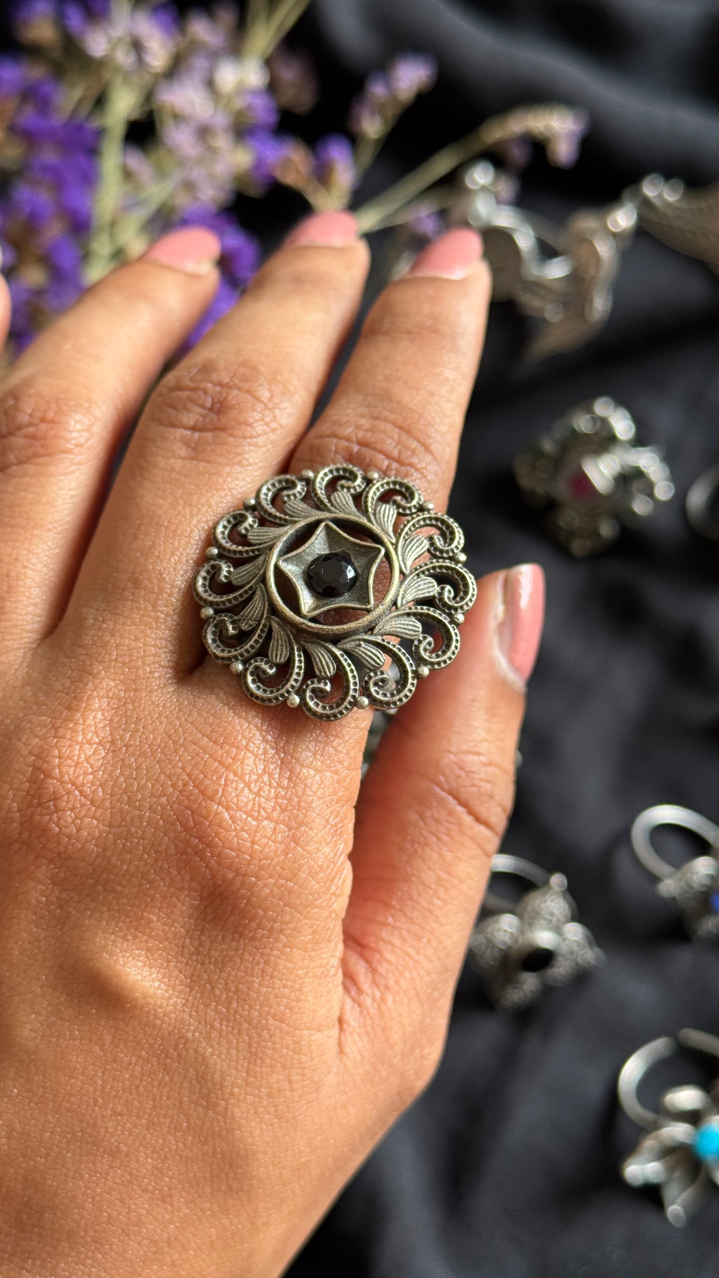Adjustable floral round ring -black stone - YCOSFR114