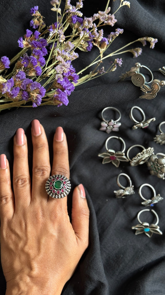 Adjustable round ring - green and red stones
