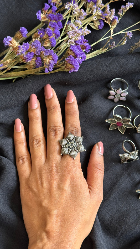 Adjustable floral petal ring - dark blue stones - YCOSFR108
